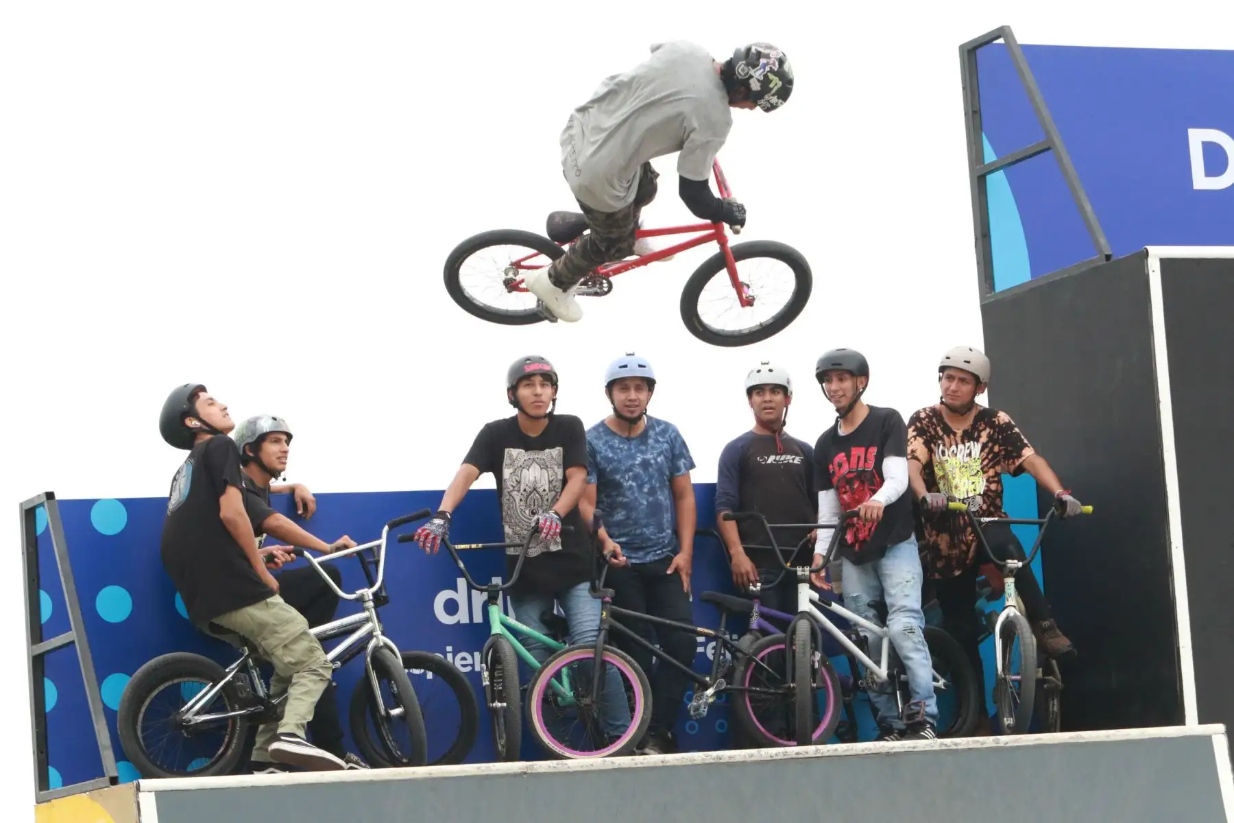 Legado promueve espacios creativos y deportivos denominado “Legado Ayllu Pukllay” en la sede de la Costa Verde.
 Se trata de una fiesta deportiva para niños, jóvenes y adultos, quienes podrán jugar y practicar disciplinas como vóley playa, skateboarding, bmx, freestyle, pickleball, patinaje de velocidad y básquet, además, de exhibiciones de danza moderna.
Foto: ANDINA/Héctor Vinces