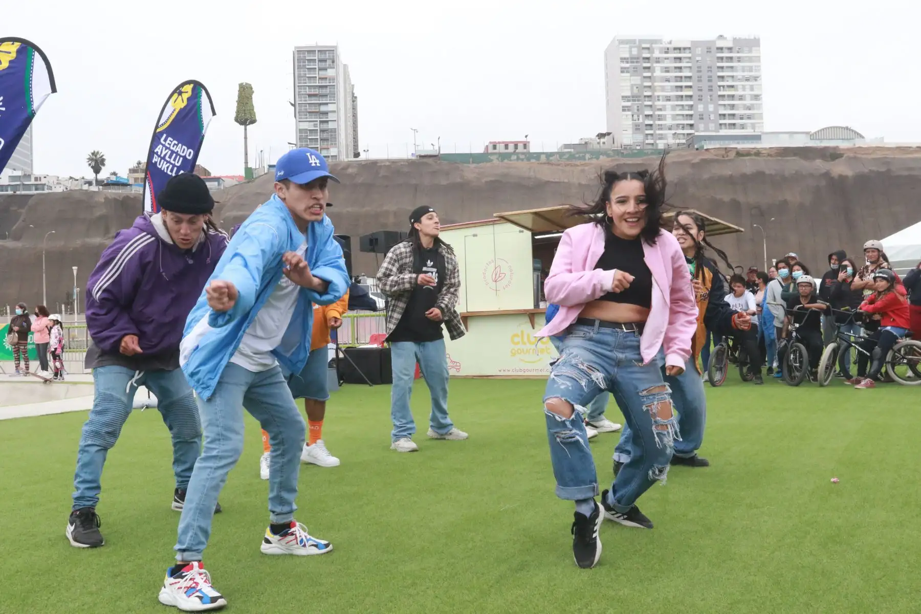 Legado promueve espacios creativos y deportivos denominado “Legado Ayllu Pukllay” en la sede de la Costa Verde.
 Se trata de una fiesta deportiva para niños, jóvenes y adultos, quienes podrán jugar y practicar disciplinas como vóley playa, skateboarding, bmx, freestyle, pickleball, patinaje de velocidad y básquet, además, de exhibiciones de danza moderna.
Foto: ANDINA/Héctor Vinces