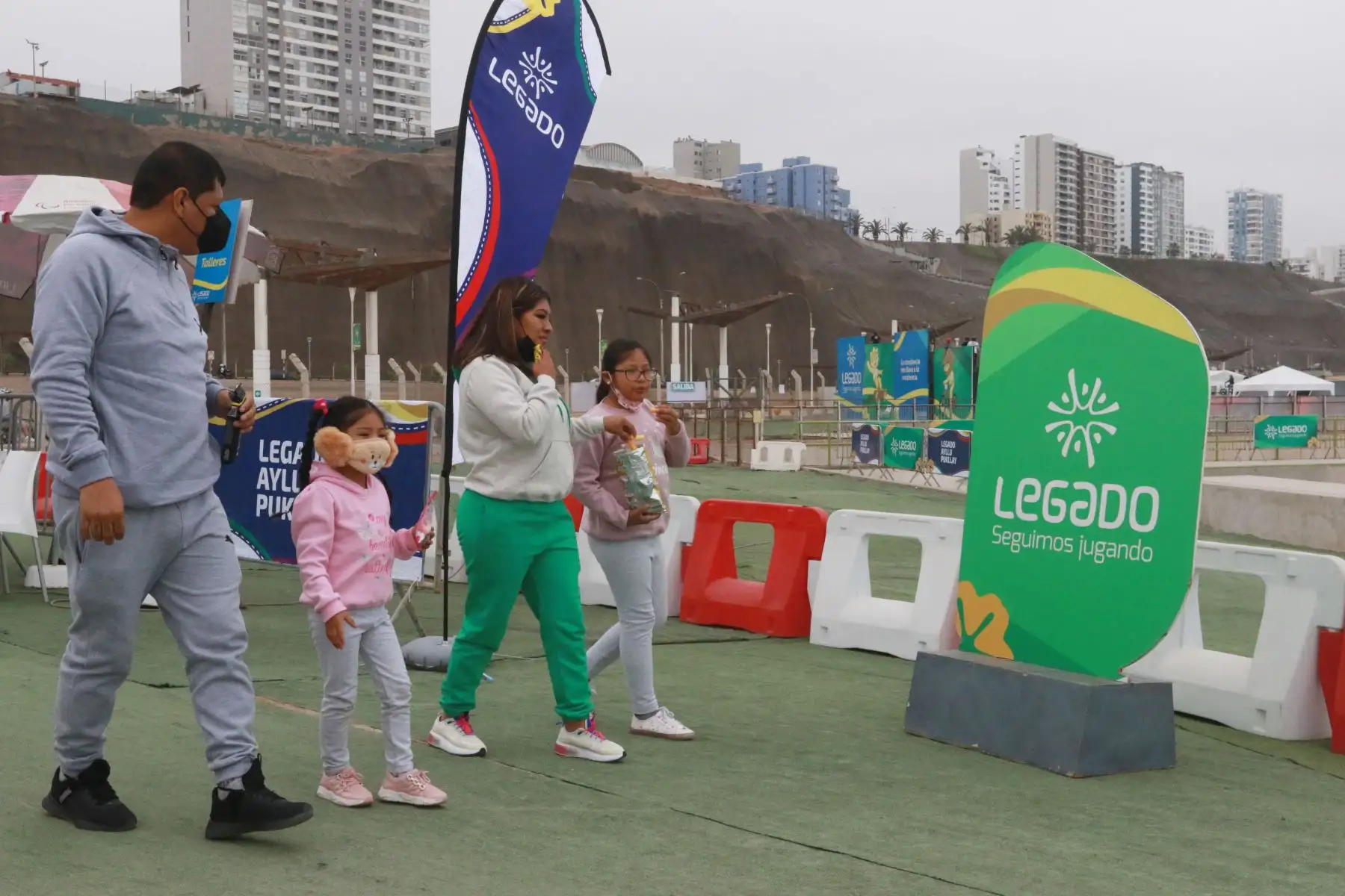 Legado promueve espacios creativos y deportivos denominado “Legado Ayllu Pukllay” en la sede de la Costa Verde.
 Se trata de una fiesta deportiva para niños, jóvenes y adultos, quienes podrán jugar y practicar disciplinas como vóley playa, skateboarding, bmx, freestyle, pickleball, patinaje de velocidad y básquet, además, de exhibiciones de danza moderna.
Foto: ANDINA/Héctor Vinces