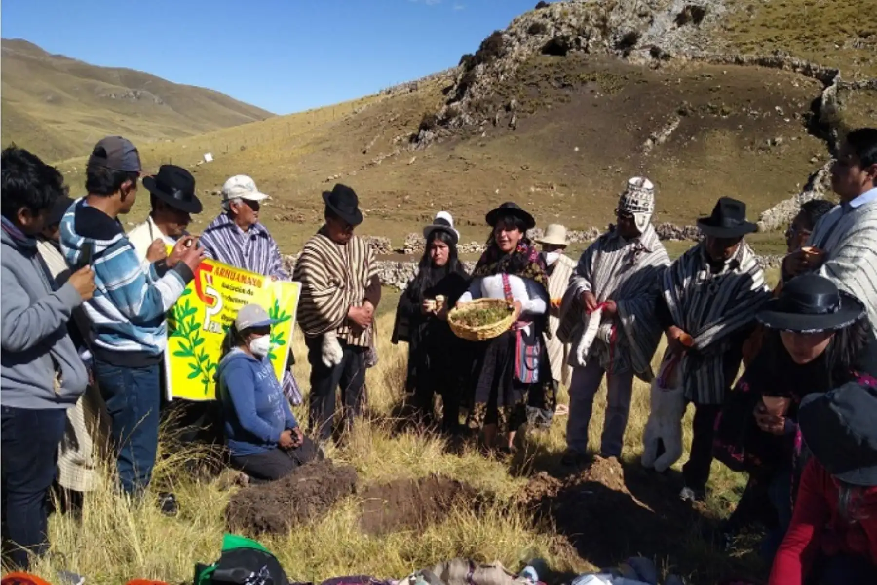 En la ceremonia ancestral se realizó el coca quinto, para reunir las hojas más perfectas y ofrendarlas a la Pachamama