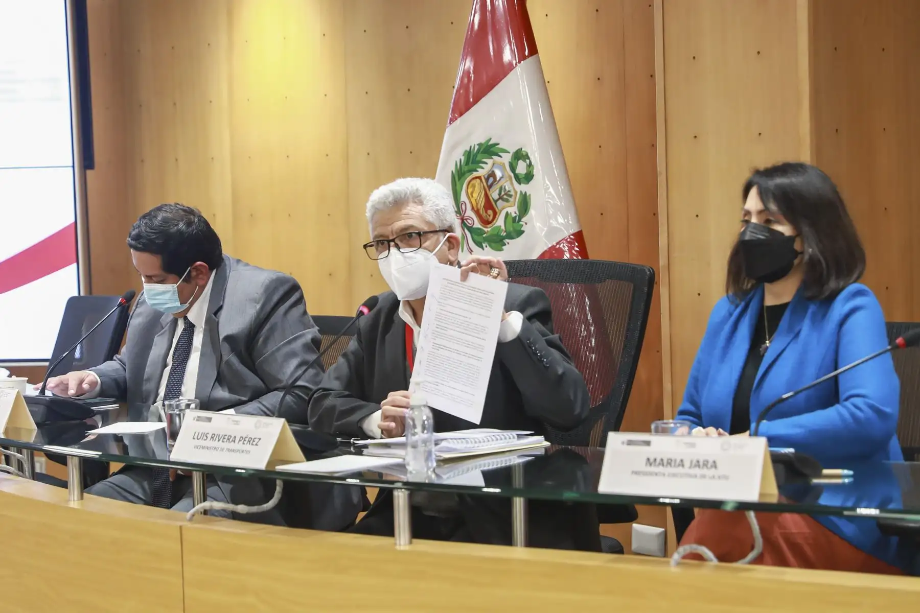 El ministro de Transportes y Comunicaciones, Juan Barranzuela, se reunió con representantes del transporte urbano de Lima y Callao. Anunció que se llegó a un acuerdo con la mayoría de gremios para levantar la medida de paralización anunciada este lunes 4 de julio. Foto: ANDINA/MTC