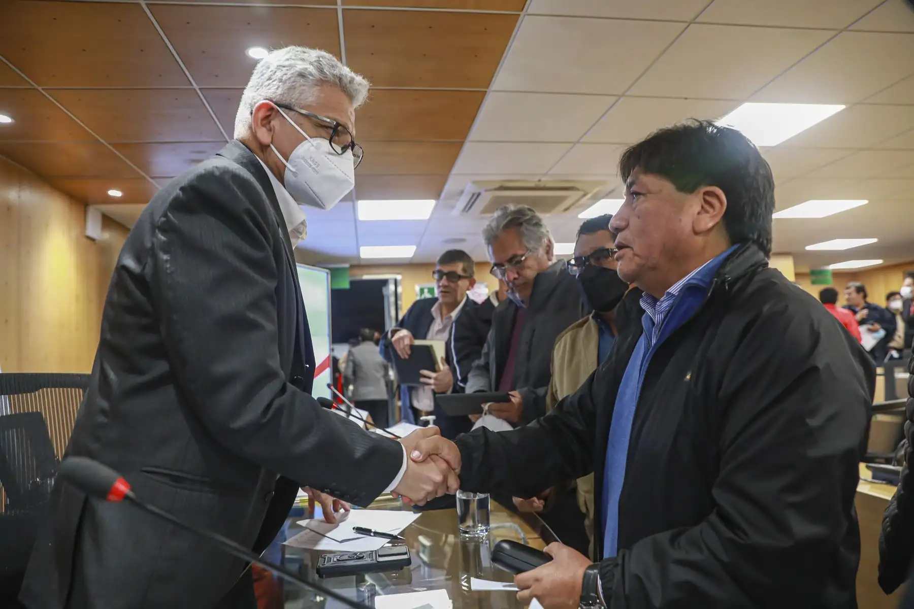 El ministro de Transportes y Comunicaciones, Juan Barranzuela, se reunió con representantes del transporte urbano de Lima y Callao. Anunció que se llegó a un acuerdo con la mayoría de gremios para levantar la medida de paralización anunciada este lunes 4 de julio. Foto: ANDINA/MTC