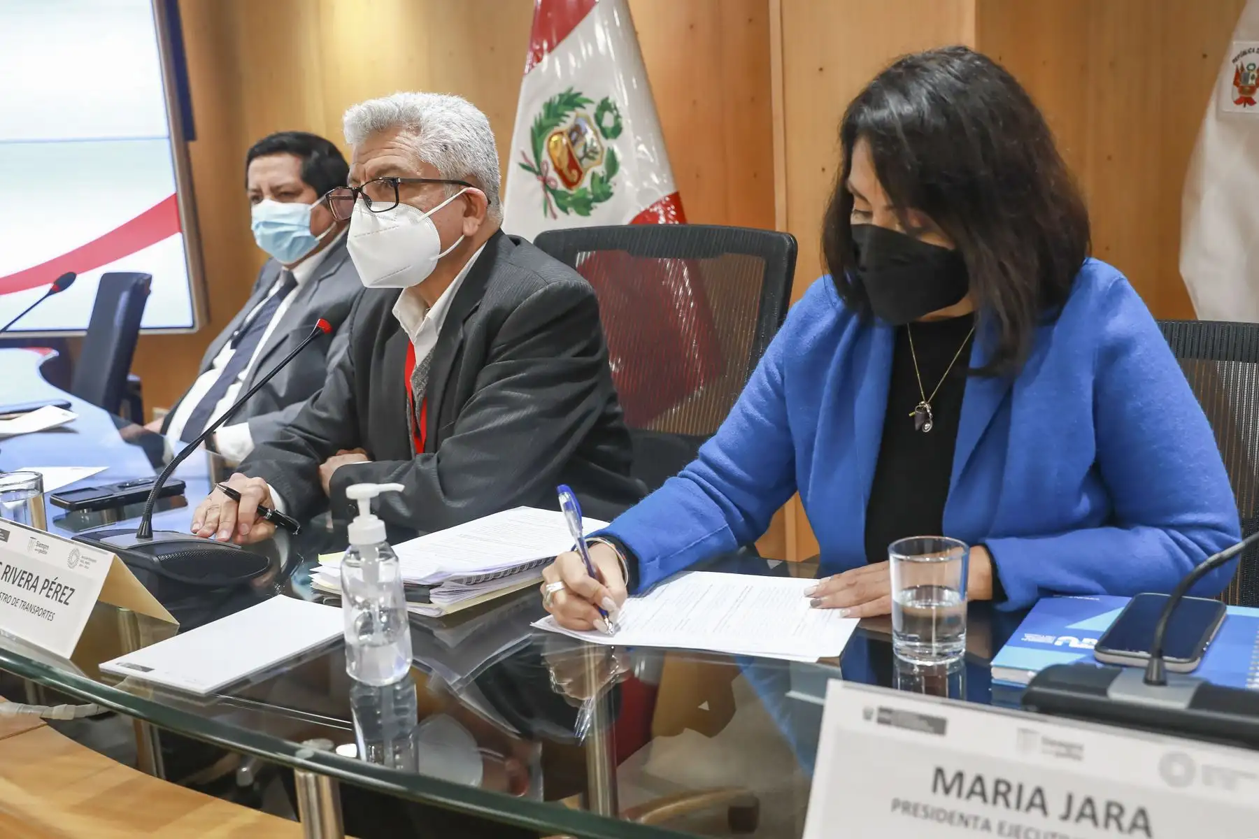 El ministro de Transportes y Comunicaciones, Juan Barranzuela, se reunió con representantes del transporte urbano de Lima y Callao. Anunció que se llegó a un acuerdo con la mayoría de gremios para levantar la medida de paralización anunciada este lunes 4 de julio. Foto: ANDINA/MTC