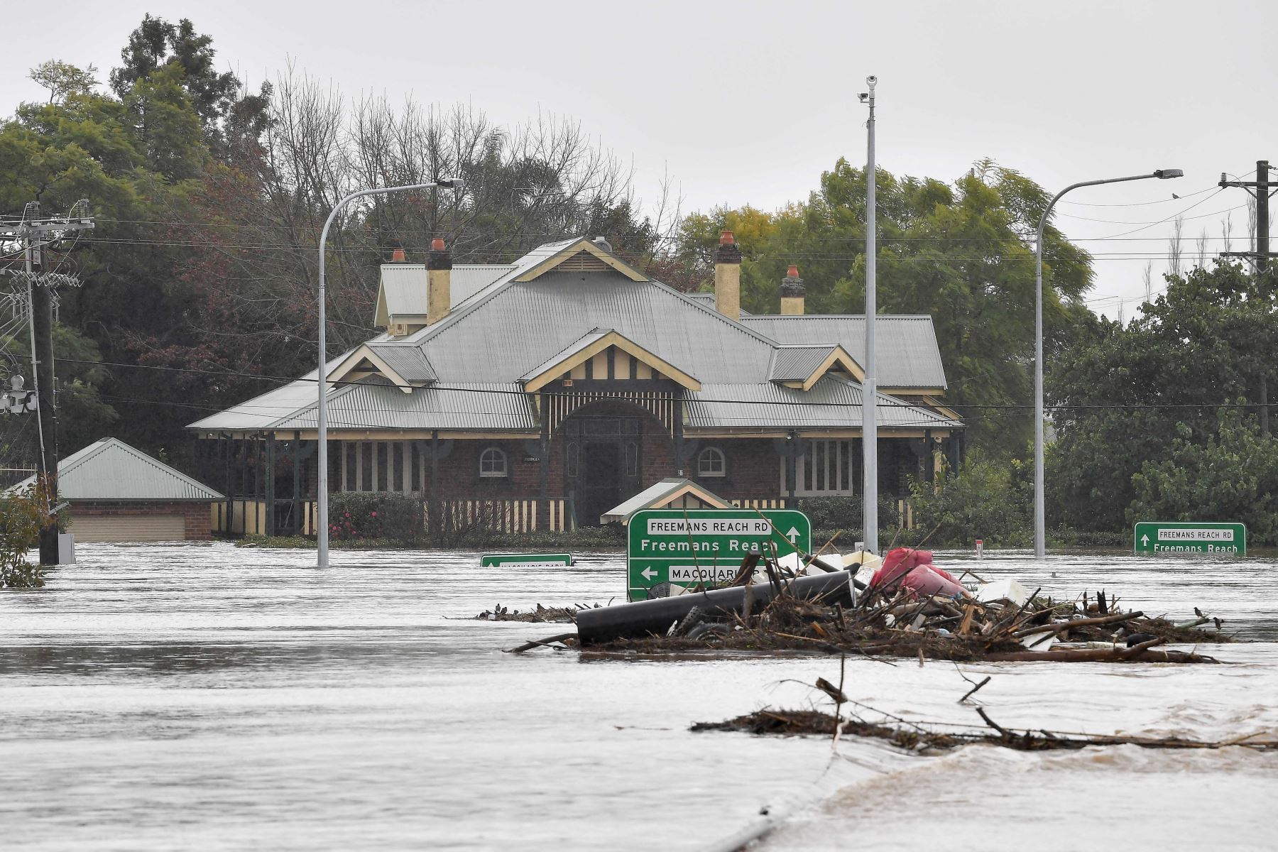 Edificios inundados se muestran junto al antiguo puente de Windsor a lo largo del río Hawkesbury desbordado en el suburbio de Windsor, al noroeste de Sydney. Foto: AFP