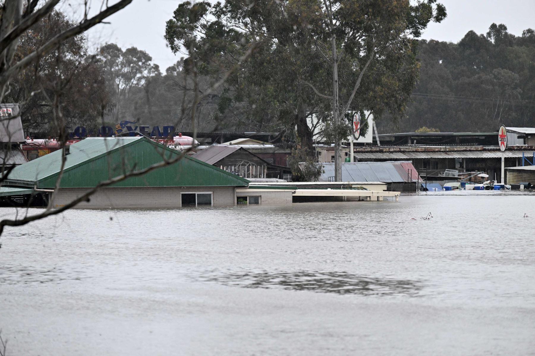 Vista general muestra un área inundada por el desbordamiento del río Hawkesbury debido a la lluvia torrencial  en Sydney. Foto: AFP