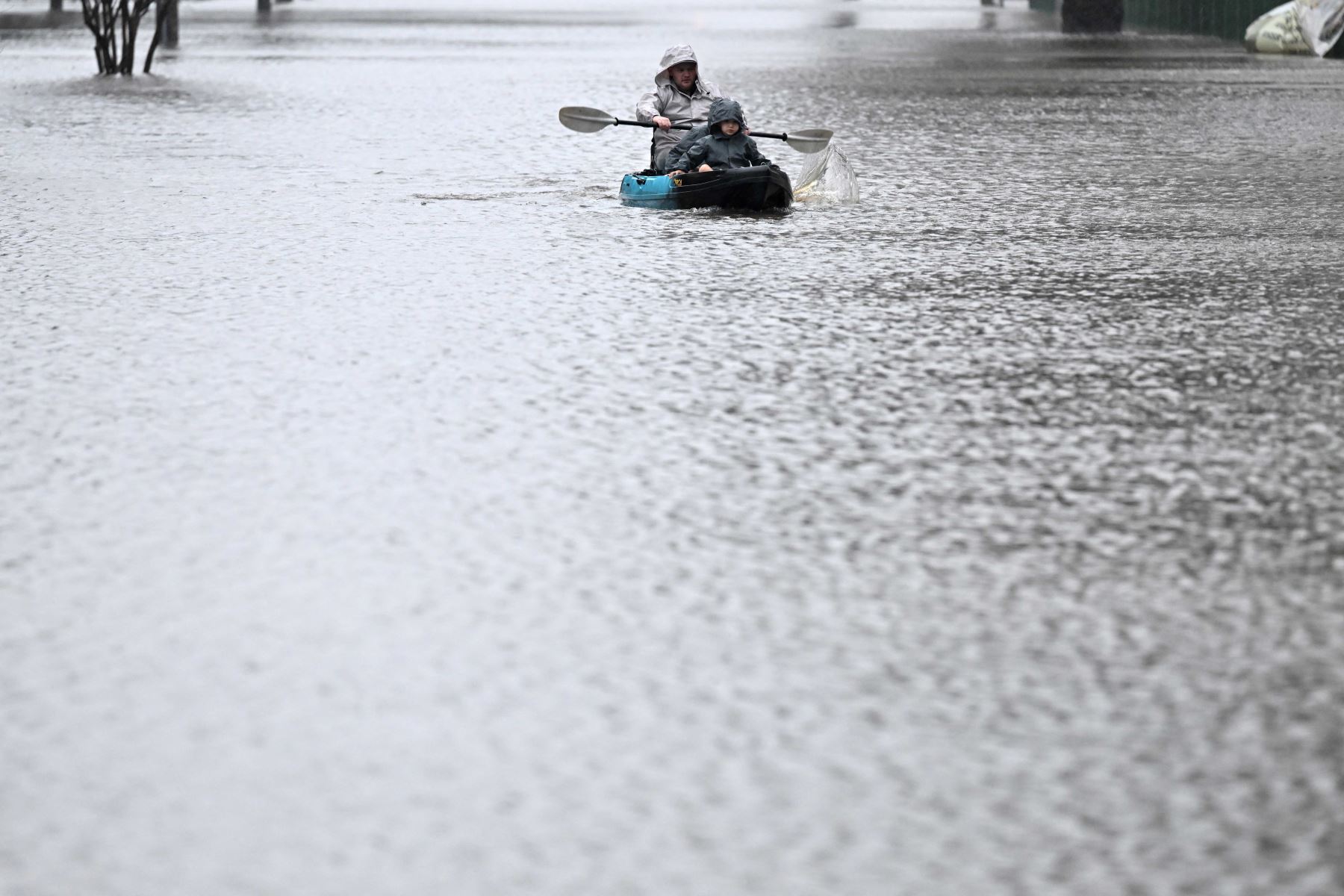 La gente navega en kayak por una calle inundada por el desbordamiento del río Hawkesbury debido a la lluvia torrencial en Sydney. Foto: AFP
