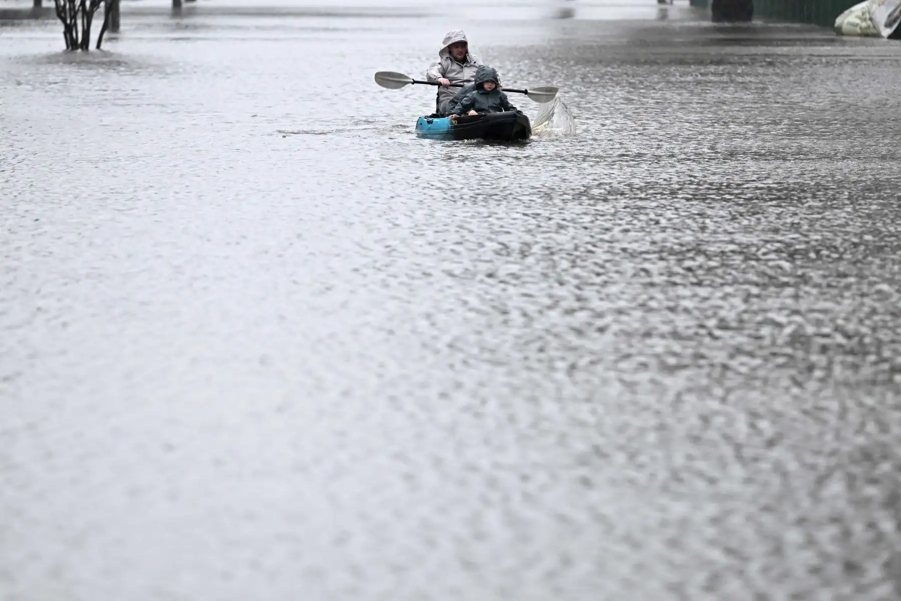 La gente navega en kayak por una calle inundada por el desbordamiento del río Hawkesbury debido a la lluvia torrencial en Sydney. Foto: AFP