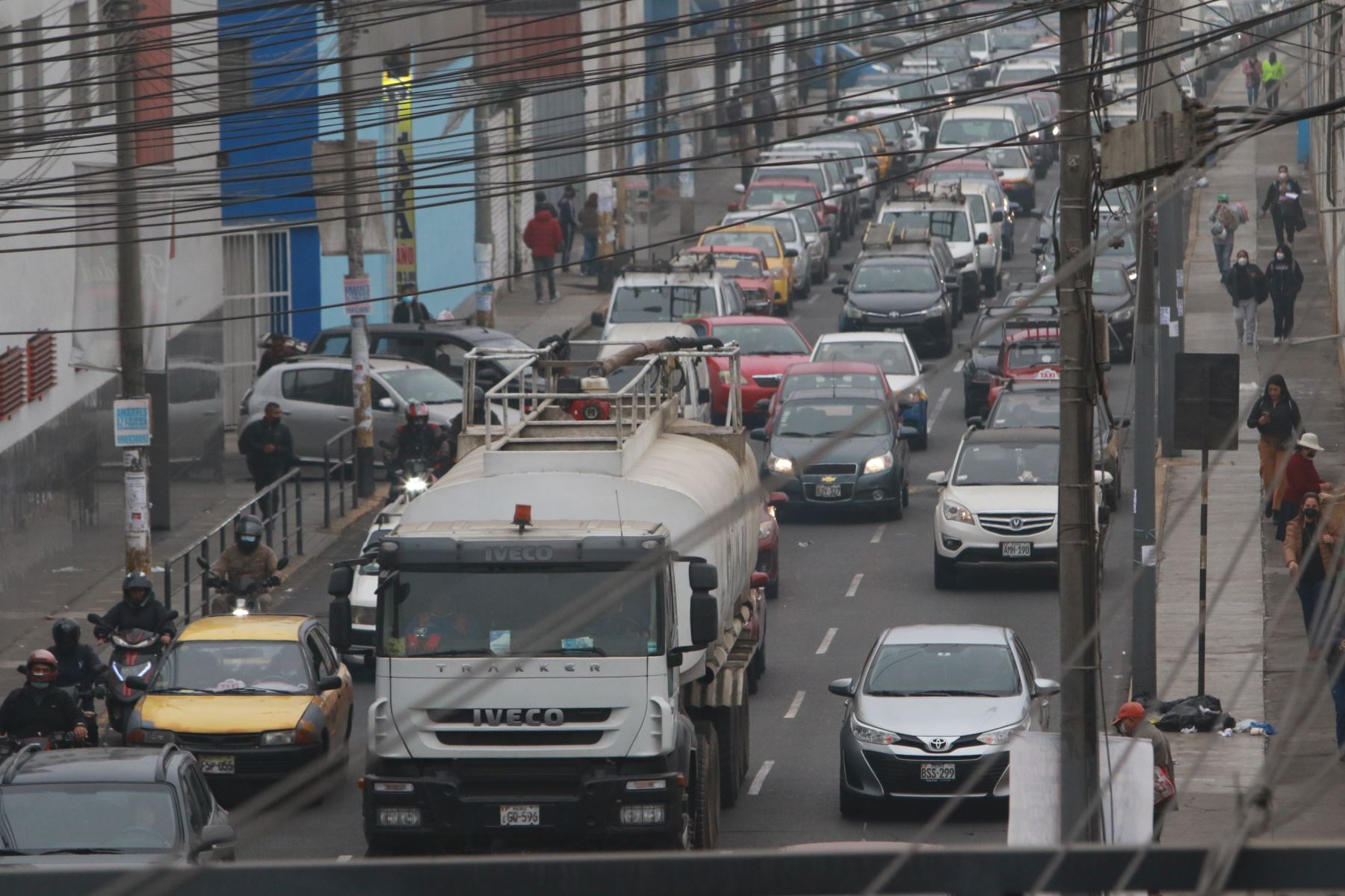 Situación del transporte público de pasajeros en la avenida Alfonso Ugarte del centro de Lima, tras paro anunciado por un grupo de transportistas. Foto: ANDINA/ Héctor Vinces