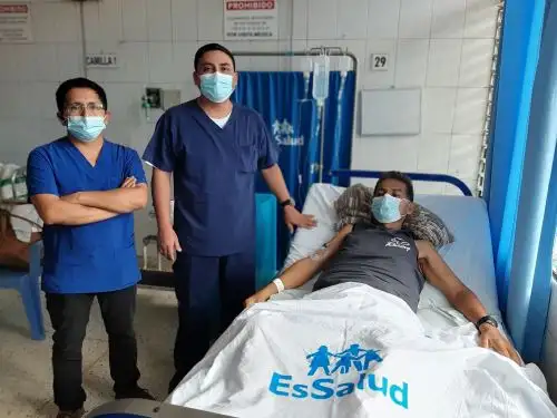 Médicos del Hospital de EsSalud en Iquitos salvaron la vida a Hernán Amacenas, paciente de 54 años, quien tenía un enorme tumor de 24 kg en su estómago. ANDINA/Difusión