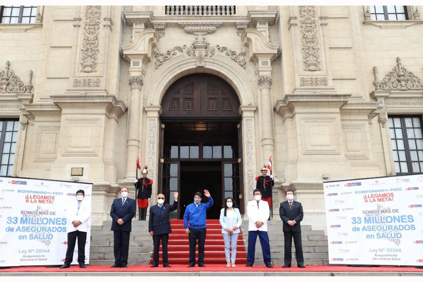 El mandatario Pedro Castillo Terrones, junto con ministros de Estado y otras autoridades, preside la actividad "Perú del Bicentenario: Asegurados en salud", en Palacio de Gobierno. Foto: ANDINA/Prensa Presidencia