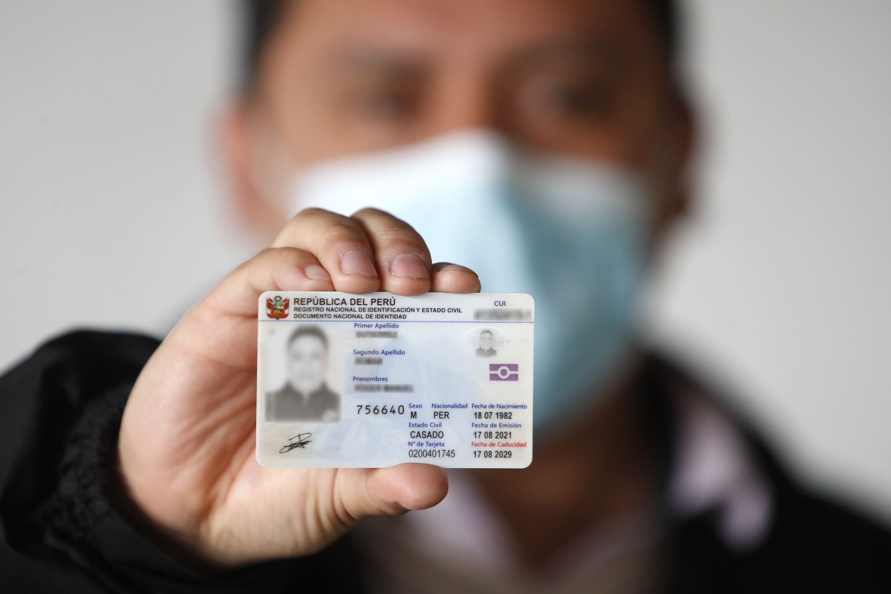 Un ciudadano muestra su Documento Nacional de Identidad (DNI). Foto: ANDINA/Renato Pajuelo.