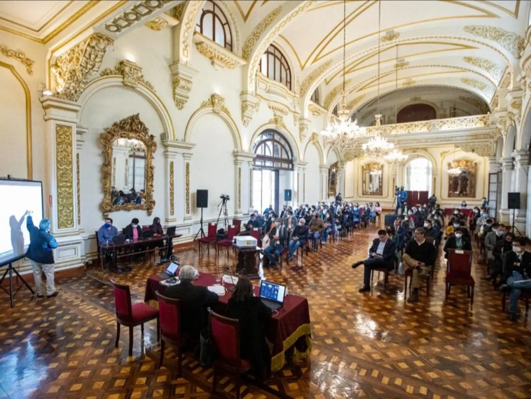 La audiencia pública empezó con el Plan de Lima Centro y proseguirá con las audiencias sobre los Planes de Lima Norte, Lima Sur, Lima Balnearios del Sur y Lima Este durante sesiones que se van a desarrollar, el martes, jueves, viernes y lunes próximo. ANDINA/ Municipalidad de Lima