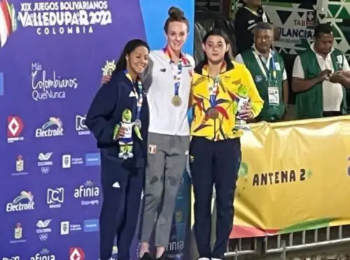 Mckenna De Bever sumó su segunda presea dorada al establecer 1:03.73 en los 100 metros espalda