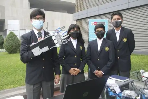 Como parte de su formación integral, los estudiantes mostraron una mano robótica hecha por ellos mismos. Foto:ANDINA/Difusión