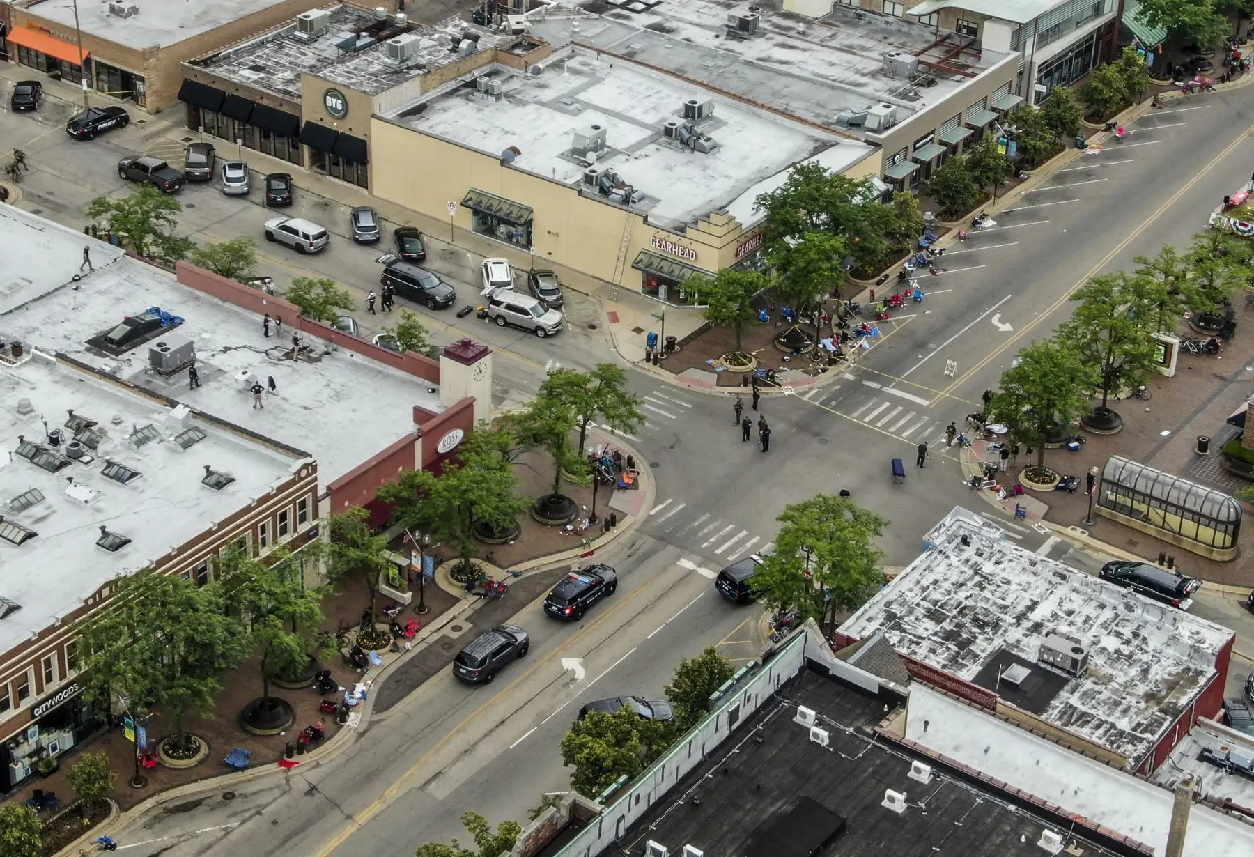Una foto aérea hecha con un dron muestra a los agentes de la ley investigando la escena de un tiroteo masivo en una celebración y desfile del 4 de julio en Highland Park, Illinois, EE. UU.
Foto: EFE