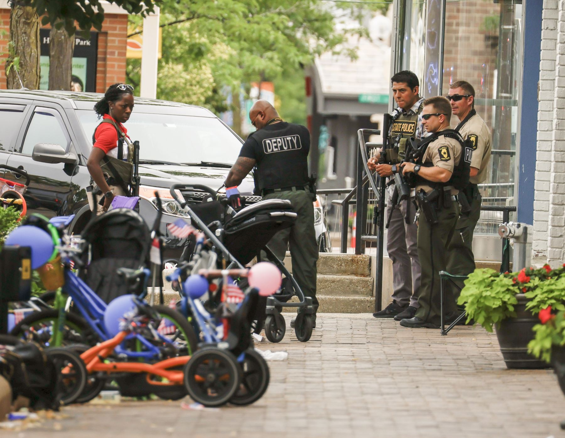 Agentes encargados de hacer cumplir la ley investigan la escena de un tiroteo masivo en una celebración y desfile del 4 de julio en Highland Park, Illinois, EE. UU.
Foto: EFE