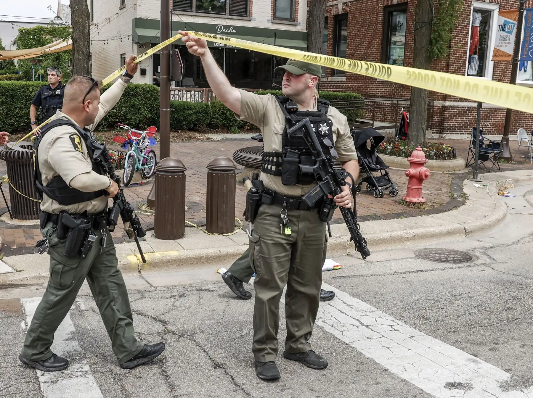 Agentes policiales investigan la escena de un tiroteo masivo en una celebración y desfile del 4 de julio en Highland Park, Illinois donde un hombre armado abrió fuego a un grupo de persona que se reunieron para ver un desfile del 4 de julio matando al menos a seis personas e hiriendo a docenas. 
Foto: EFE
