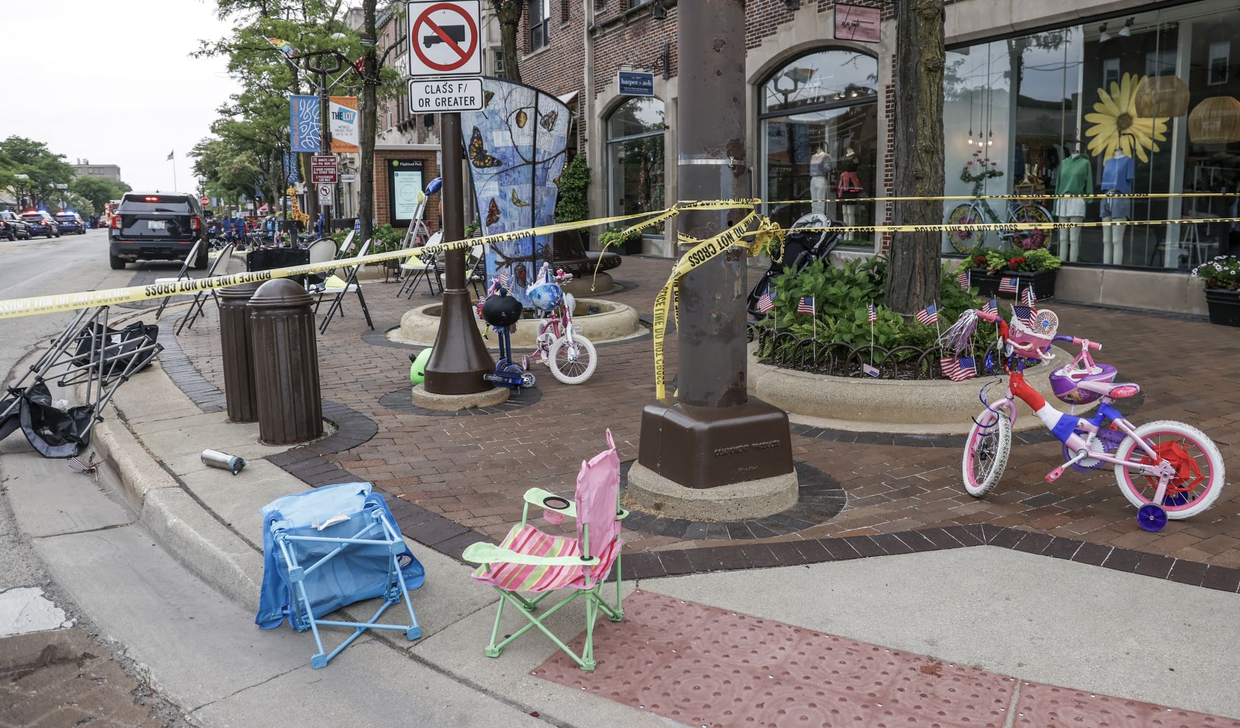 Sillas y bicicletas yacen abandonadas después de que la gente huyó de la escena de un tiroteo masivo en una celebración y desfile del 4 de julio en Highland Park, Illinois, EE. UU., 04 de julio de 2022.
Foto: EFE