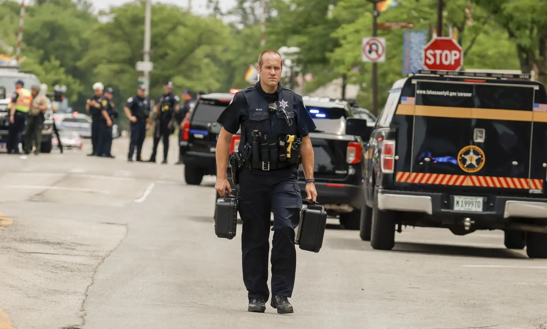 Agentes policiales investigan la escena de un tiroteo masivo en una celebración y desfile del 4 de julio en Highland Park, Illinois donde un hombre armado abrió fuego a un grupo de persona que se reunieron para ver un desfile del 4 de julio matando al menos a seis personas e hiriendo a docenas. 
Foto: EFE