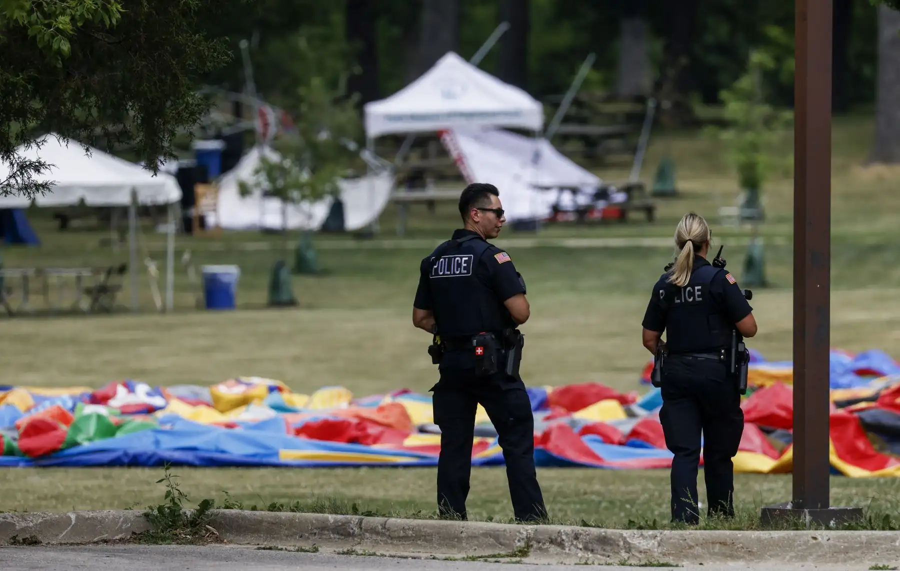 Los agentes del orden miran un parque abandonado después de que la gente huyó cerca de la escena de un tiroteo masivo en una celebración y desfile del 4 de julio en Highland Park, Illinois, EE. UU., 04 de julio de 2022.
Foto: EFE