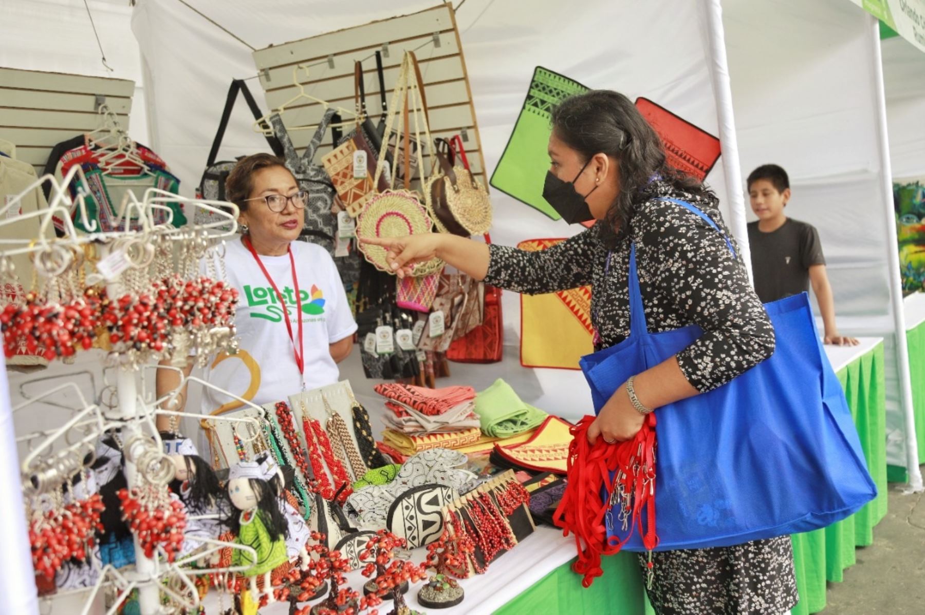 Artesanos exponen sus productos en Iquitos. Foto: Cortesía.
