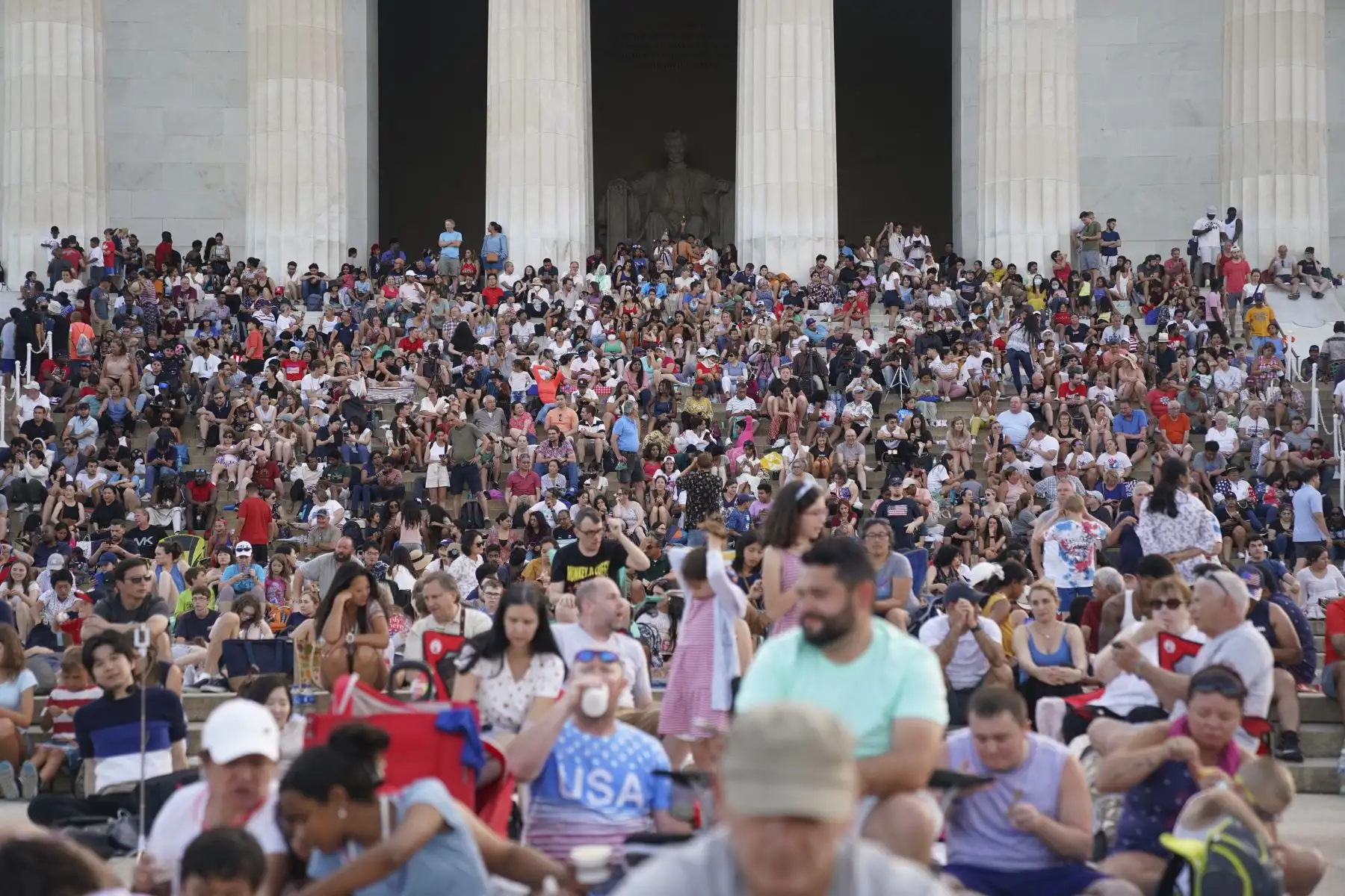 La gente se reúne en el Monumento a Lincoln para una exhibición de fuegos artificiales del día de la Independencia a lo largo del National Mall en Washington, DC, el 4 de julio de 2022.
Stefani Reynolds / AFP
Foto: AFP