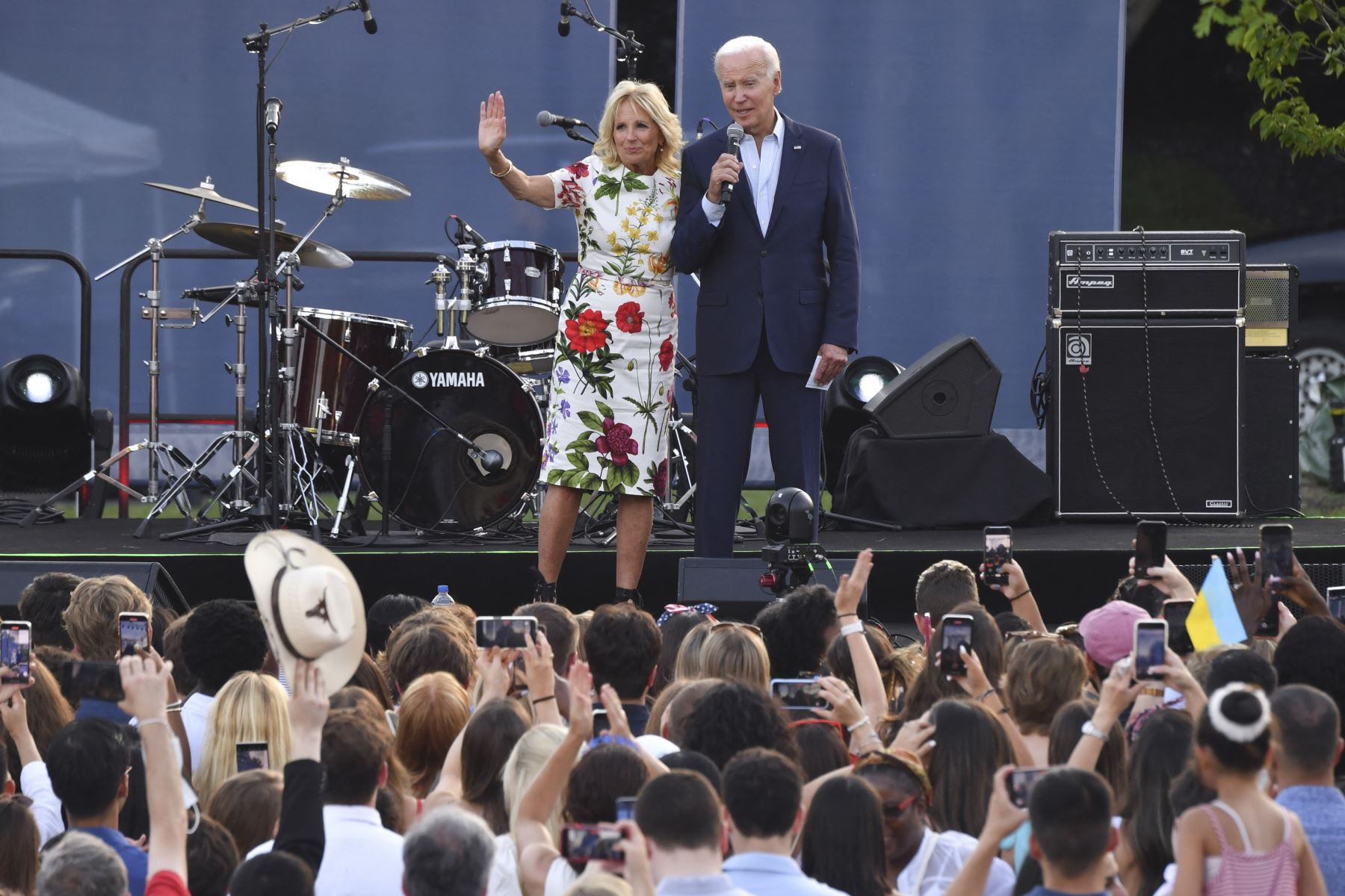 El presidente de los Estados Unidos, Joe Biden, y la primera dama de los Estados Unidos, Jill Biden, se dirigen a los invitados en el jardín sur de la Casa Blanca durante una barbacoa el 4 de julio con familias de militares en Washington, DC, el 4 de julio del 2022.
Foto: AFP