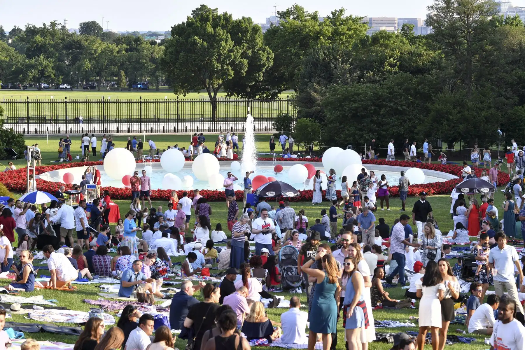 Los invitados hacen un picnic en el jardín sur de la Casa Blanca durante una barbacoa del 4 de julio con familias militares en Washington, DC, el 4 de julio de 2022.
Foto: AFP