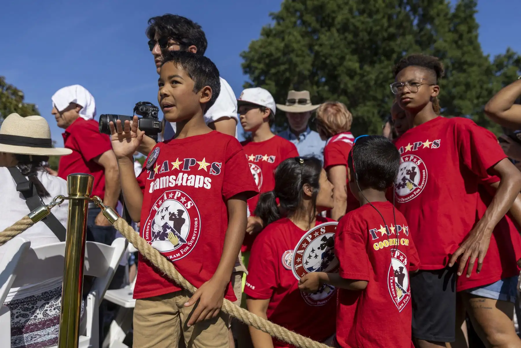 Los invitados intentan obtener una vista del presidente de los Estados Unidos, Joe Biden, hablando en la Casa Blanca el 4 de julio de 2022 en Washington, DC. Biden y la primera dama Jill Biden estaban organizando una barbacoa y un concierto del 4 de julio con familias de militares y otros invitados en el jardín sur de la Casa Blanca.
Foto: AFP