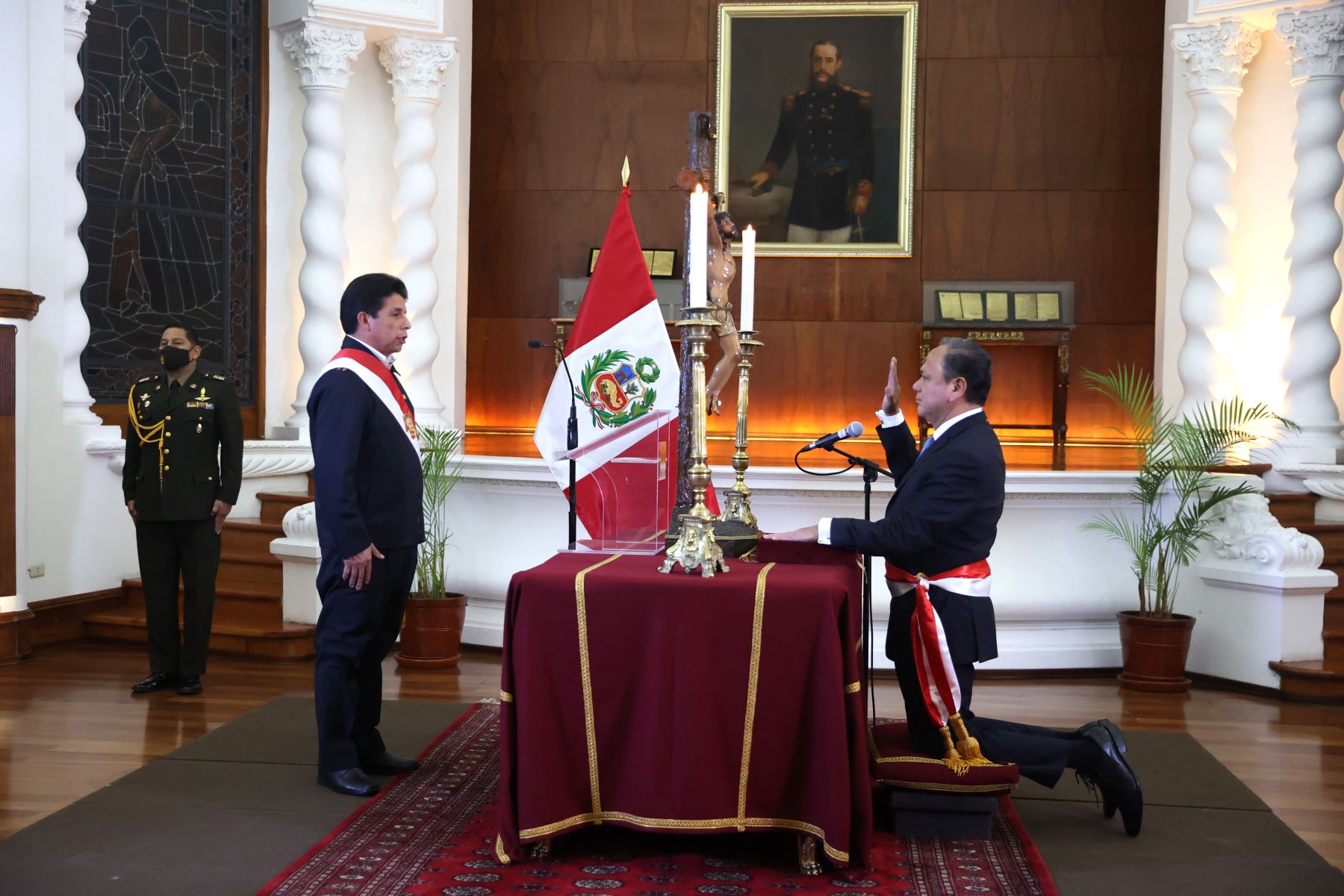 Presidente de la República, Pedro Castillo, tomó juramento al nuevo Ministro del Interior, Mariano González Fernández, en Palacio de Gobierno. 
Foto: ANDINA/Prensa Presidencia