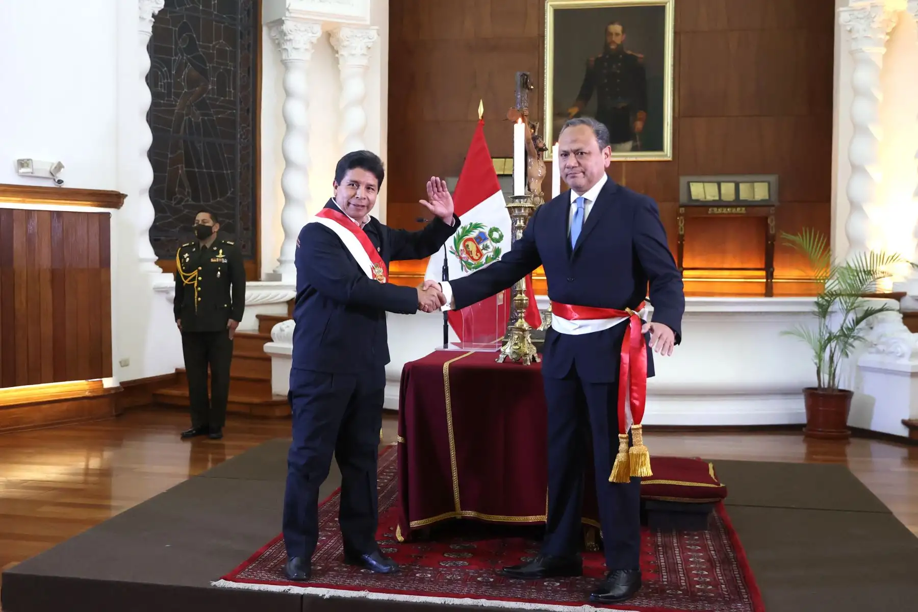 Presidente de la República, Pedro Castillo, tomó juramento al nuevo Ministro del Interior, Mariano González Fernández, en Palacio de Gobierno. 
Foto: ANDINA/Prensa Presidencia