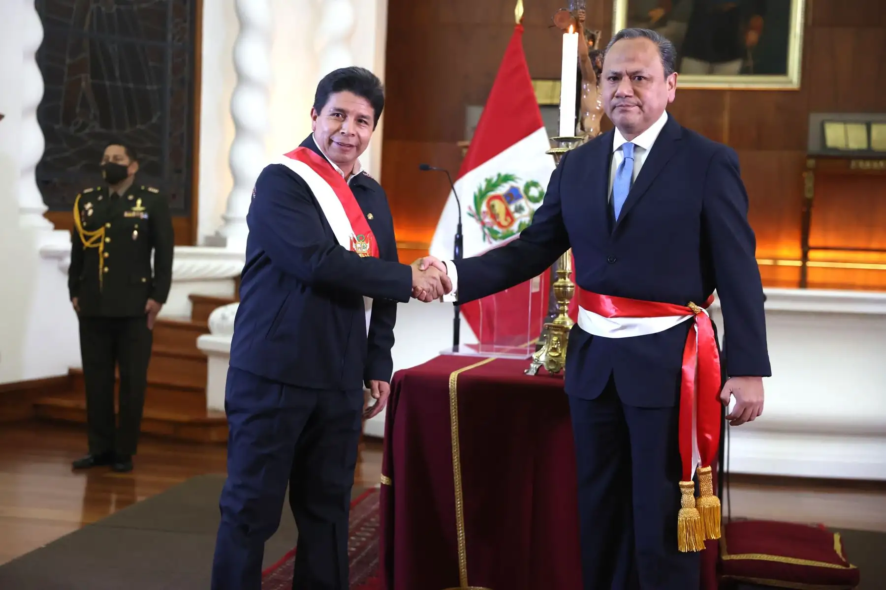Presidente de la República, Pedro Castillo, tomó juramento al nuevo Ministro del Interior, Mariano González Fernández, en Palacio de Gobierno. 
Foto: ANDINA/Prensa Presidencia