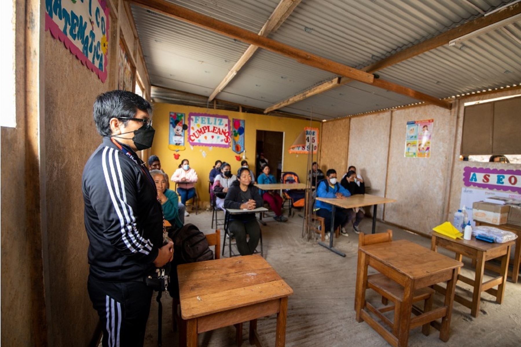 Iniciativa busca que 300 madres de ollas comunes culminen sus estudios escolares