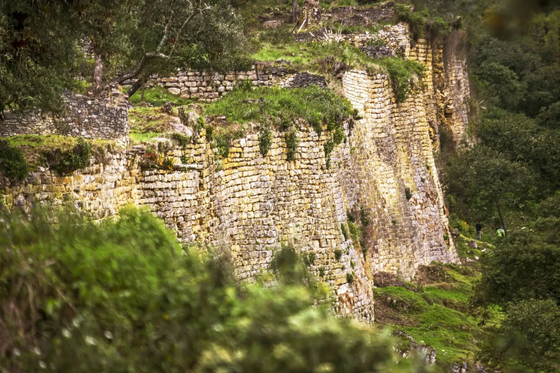 El Complejo Arqueológico de Kuélap es una joya arquitectónica construida por la cultura Chachapoyas, habitantes del antiguo Perú, la cual resalta por la perfección de sus acabados, así como por el monumental tamaño de sus edificaciones y lo complejo de su acceso; ubicada en la provincia de Luya, una de las siete provincias que conforman la región de Amazonas.  ANDINA/Difusión