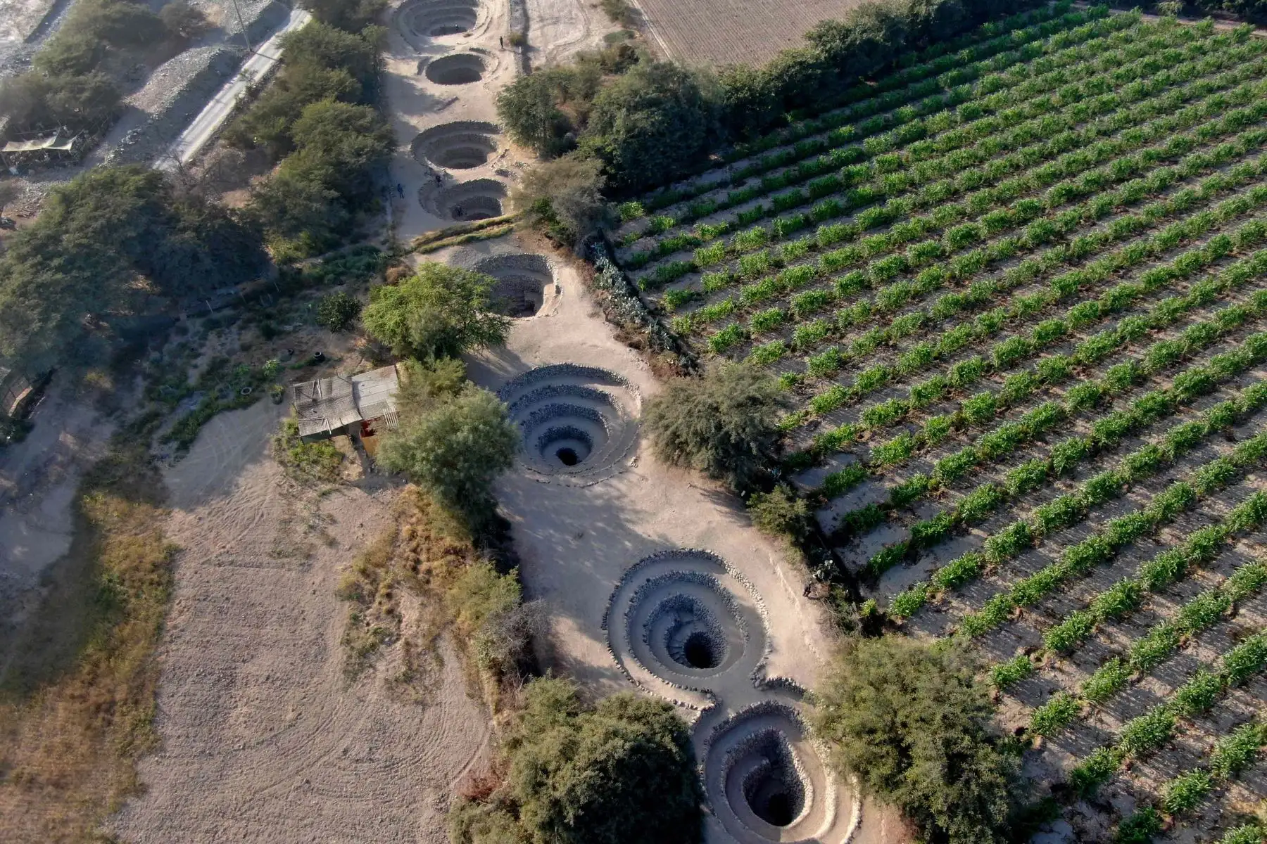 Los acueductos recogen y canalizan aguas procedentes de los Andes, así como de ríos cercanos y manantiales a través de galerías que salen a la superficie en zonas de cultivo o permanecen subterráneas. Foto: EFE