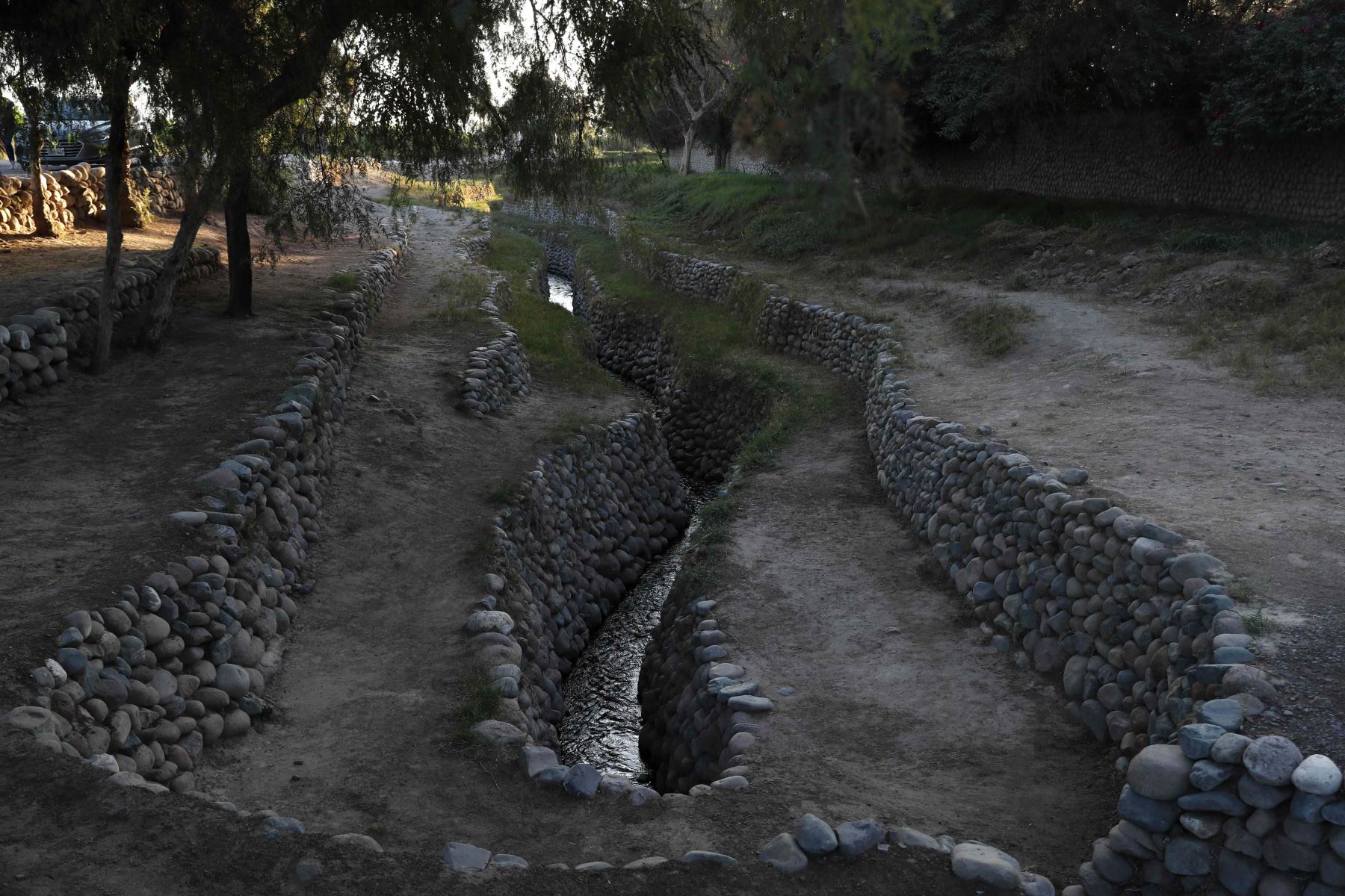 El centro arqueológico de los acueductos de Cantalloc, situados a apenas 4 kilómetros de la actual ciudad de Nazca, está formado por una veintena de respiraderos en forma de espiral de unos seis o siete metros de profundidad que conectan y dejan ver, oír y sentir la presencia de la preciada agua. Foto: EFE