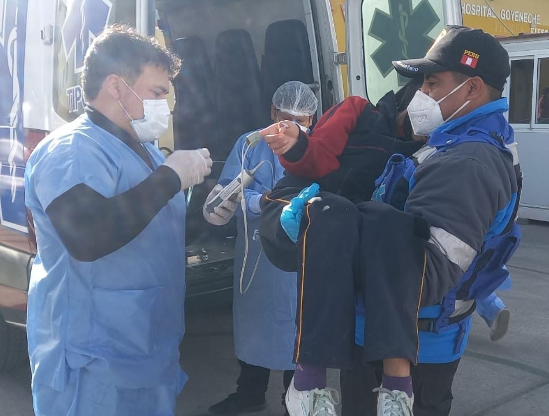 Por lo menos 30 personas resultaron heridas en Arequipa, entre ellas 17 escolares, a consecuencia del choque de una camioneta coaster contra una vivienda. El accidente ocurrió en el distrito de Miraflores.