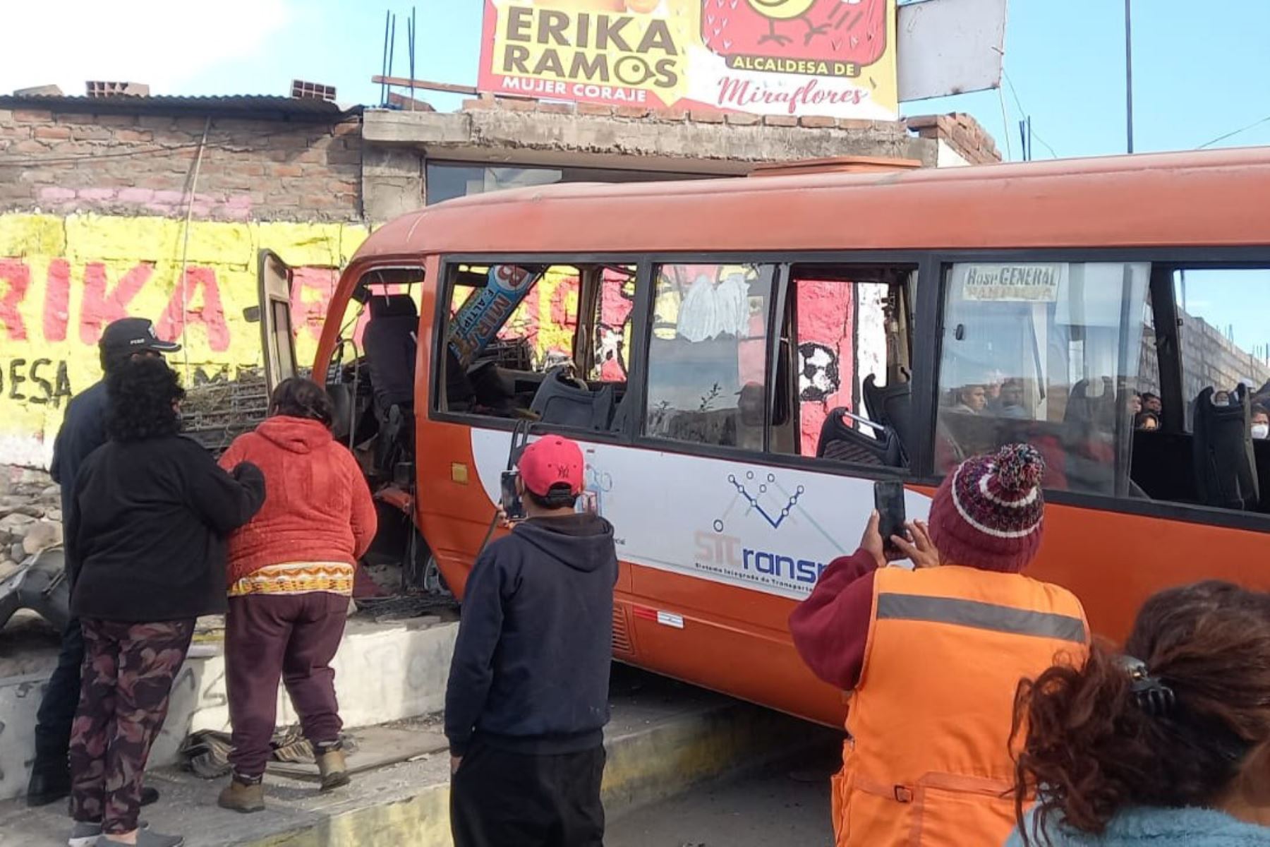 Al menos 30 pasajeros resultaron heridas, entre ellos 17 escolares, tras el choque frontal de una custer de servicio público contra el muro de una vivienda,  en el distrito de Miraflores, en Arequipa. Foto: Facebook/ Municipalidad de Arequipa