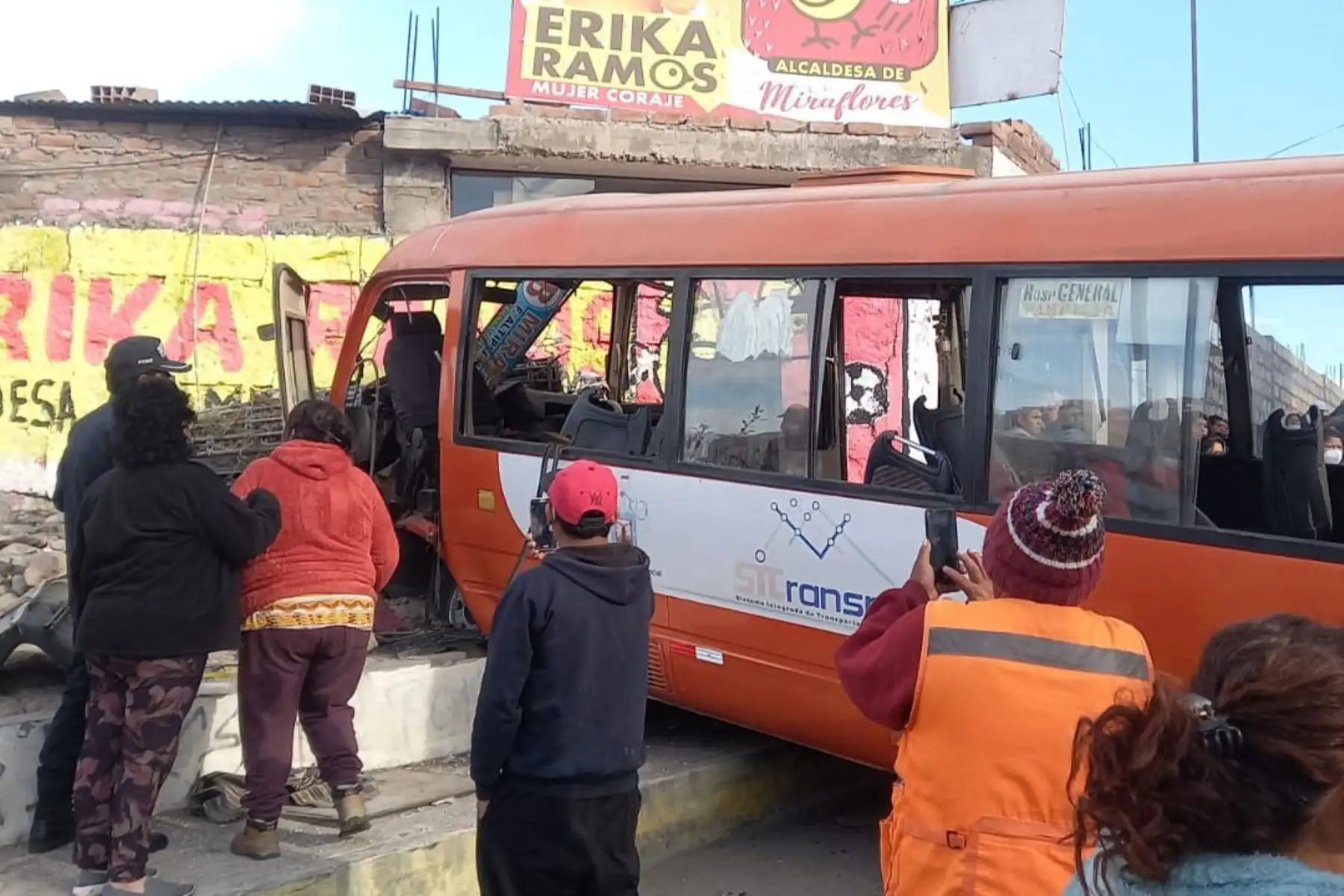 Al menos 30 pasajeros resultaron heridas, entre ellos 17 escolares, tras el choque frontal de una custer de servicio público contra el muro de una vivienda,  en el distrito de Miraflores, en Arequipa. Foto: Facebook/ Municipalidad de Arequipa