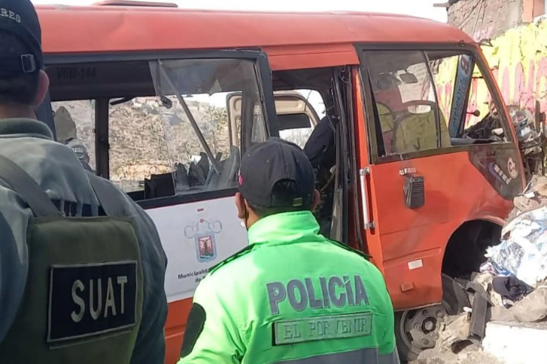 El hecho de registró en horas de la mañana, al parecer a la unidad vehicular que forma parte del Sistema Integrado de Transporte (SIT) se le vaciaron los frenos, por la alta velocidad en la que se movilizaba según testigos del accidente. Foto: Facebook/ Municipalidad de Arequipa