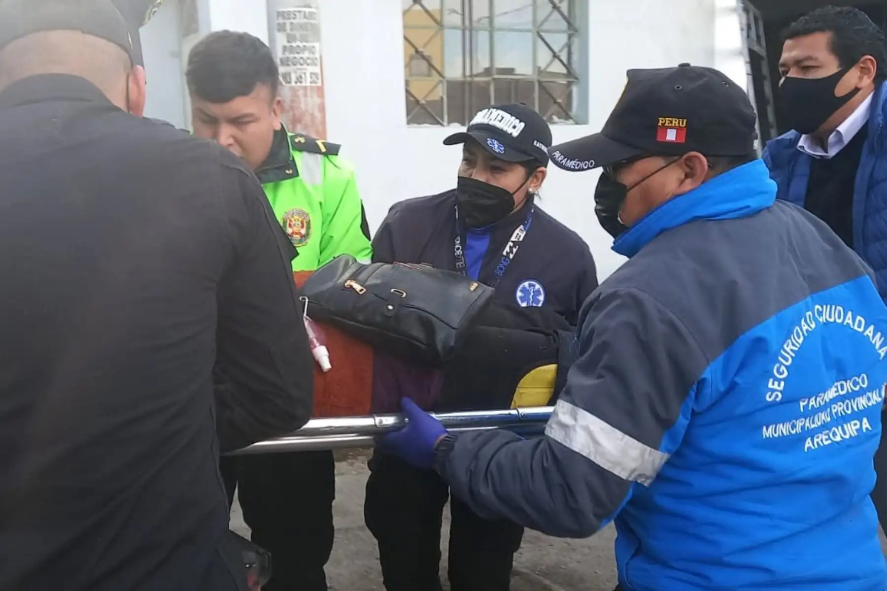 El hecho de registró en horas de la mañana, al parecer a la unidad vehicular que forma parte del Sistema Integrado de Transporte (SIT) se le vaciaron los frenos, por la alta velocidad en la que se movilizaba según testigos del accidente. Foto: Facebook/ Municipalidad de Arequipa