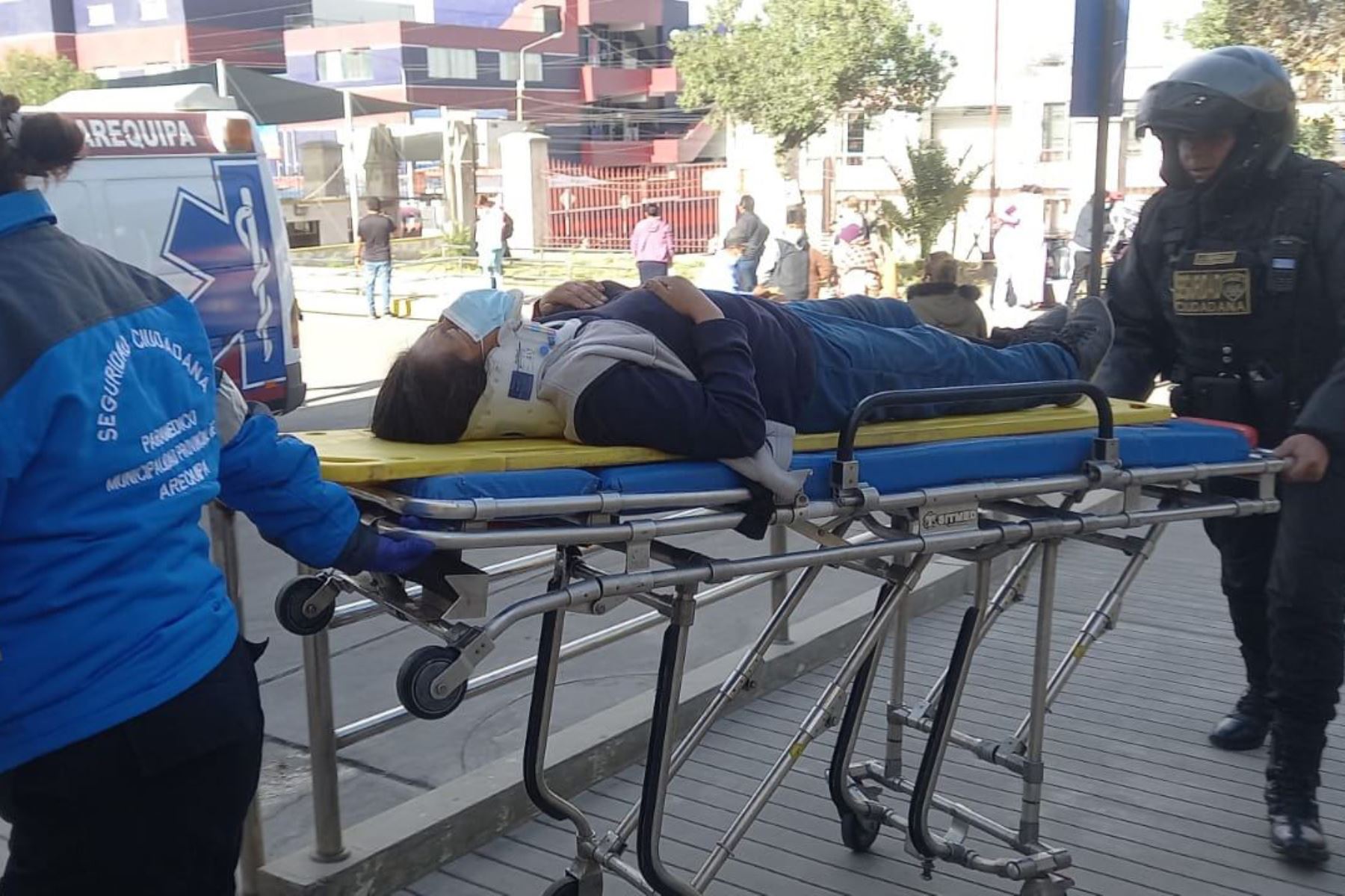 Los heridos fueron trasladados al hospital Goyeneche, donde los médicos diagnosticaron que la mayoría de pacientes son policontusos y solo dos personas presentan TEC leve, por lo que fueron sometidos a una tomografía. Foto: Facebook/ Municipalidad de Arequipa