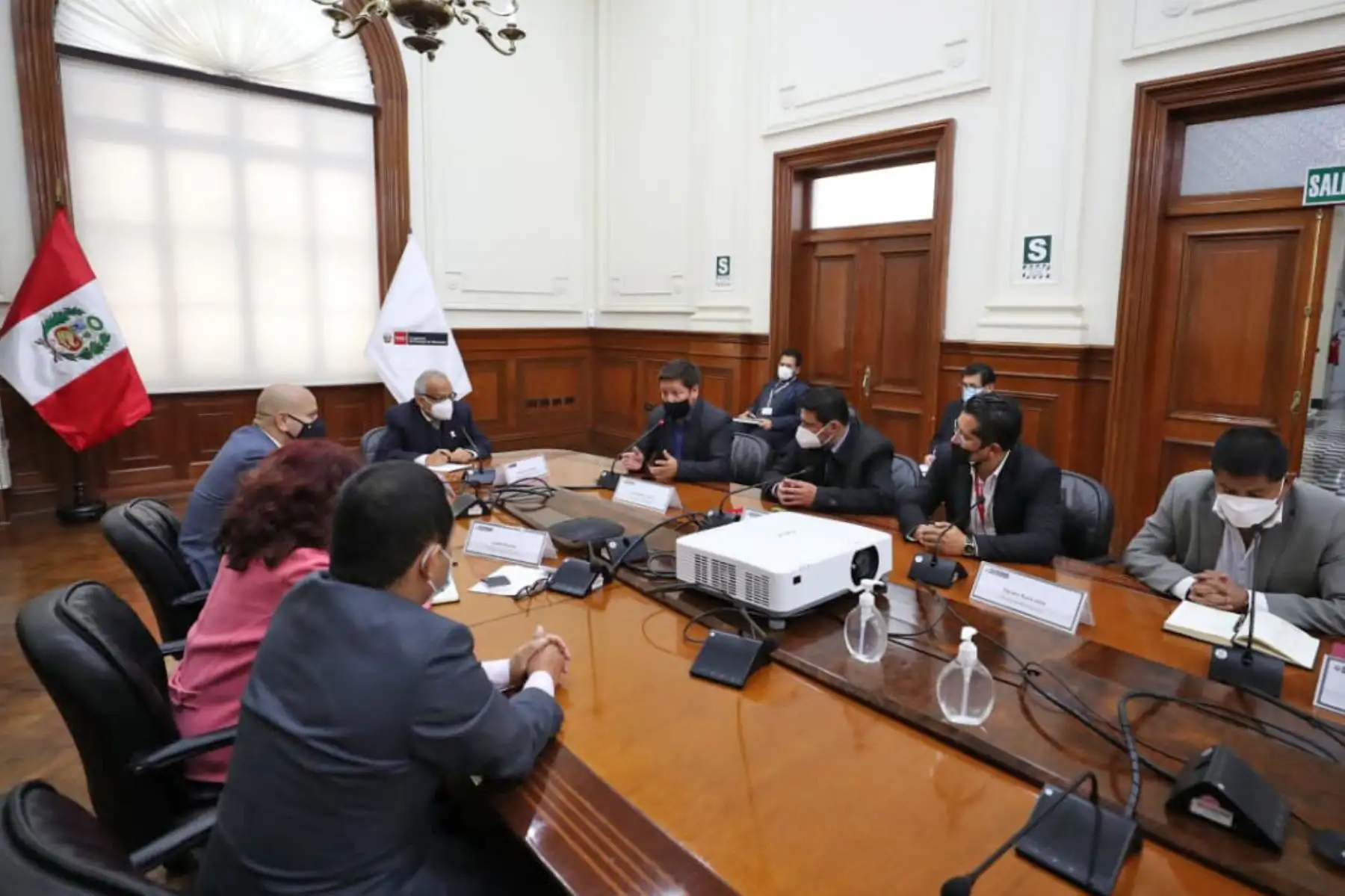 Reunión entre representantes de la PCM y autoridades cusqueñas. Foto: ANDINA/difusión.