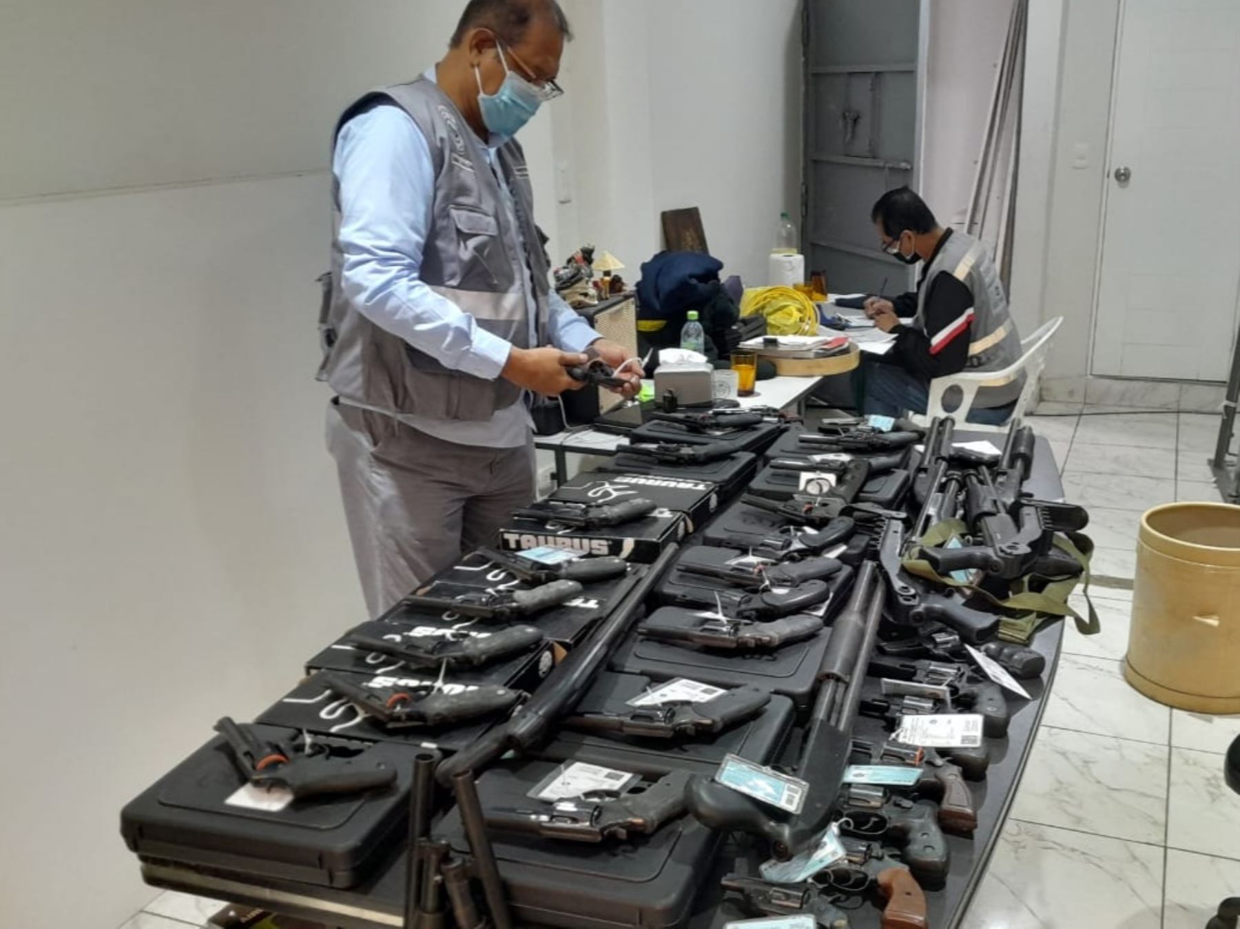Sucamec incautó 38 armas de fuego a empresa de seguridad privada en el asentamiento humano San Genaro en el distrito de Chorrillos. Foto: ANDINA/Difusión