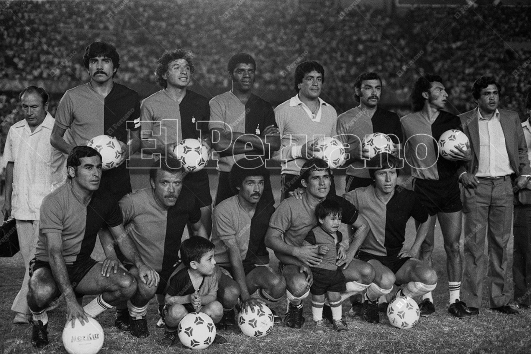 Lima - 31 enero 1982 / El cuadro de FBC  Melgar de Arequipa que se coronó campeón del fútbol peruano 1981 al empatar 1-1 con Sporting Cristal. 
Foto: Archivo Histórico de El Peruano / Norman Córdova