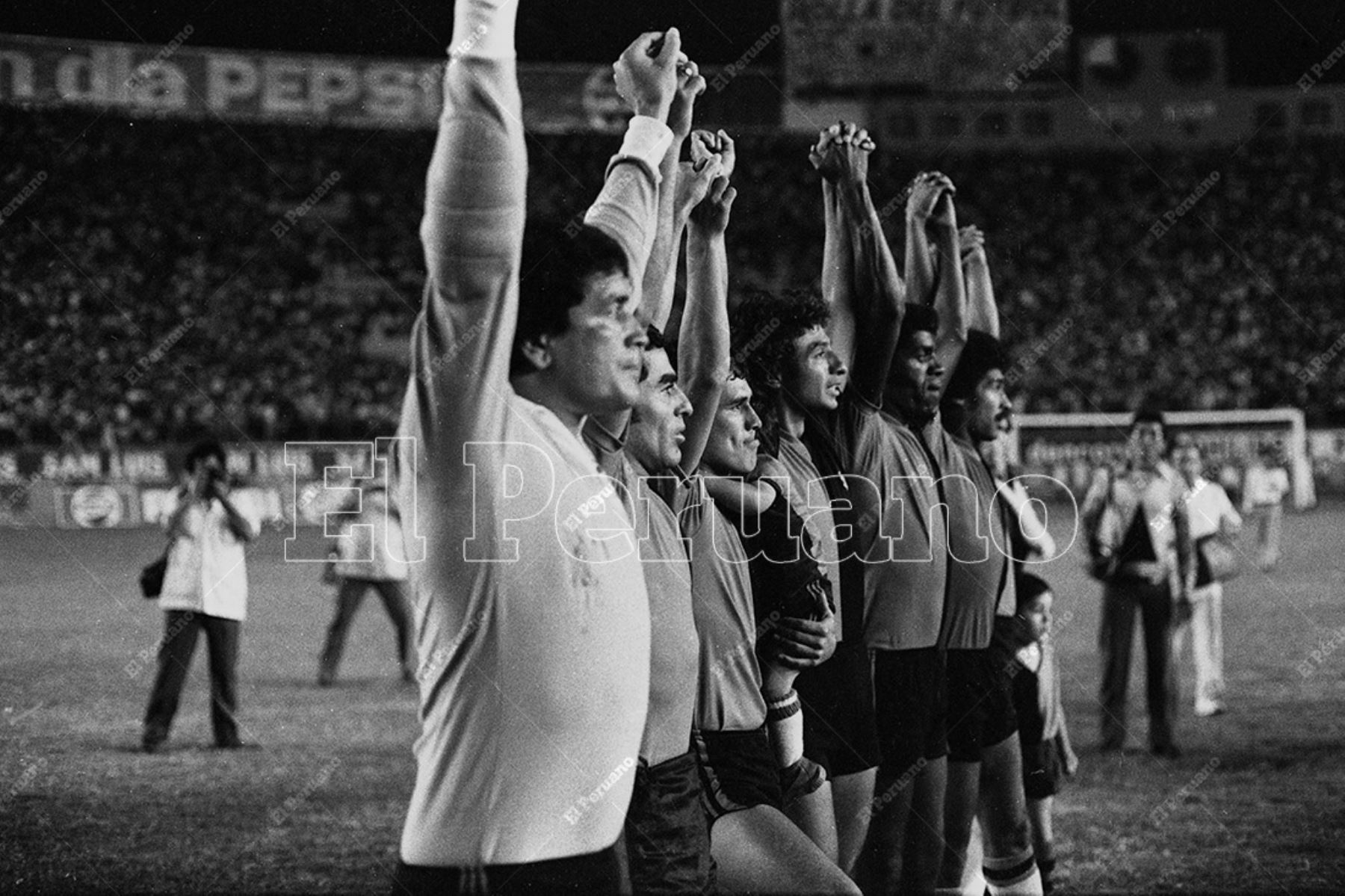 Lima - 31 enero 1982 / Los jugadores del FBC Melgar de Arequipa saludan a sus hinchas en el Estadio Nacional. El cuadro arequipeño se coronó campeón del fútbol peruano 1981 al empatar 1-1 con Sporting Cristal. Foto: Archivo Histórico de El Peruano / Norman Córdova