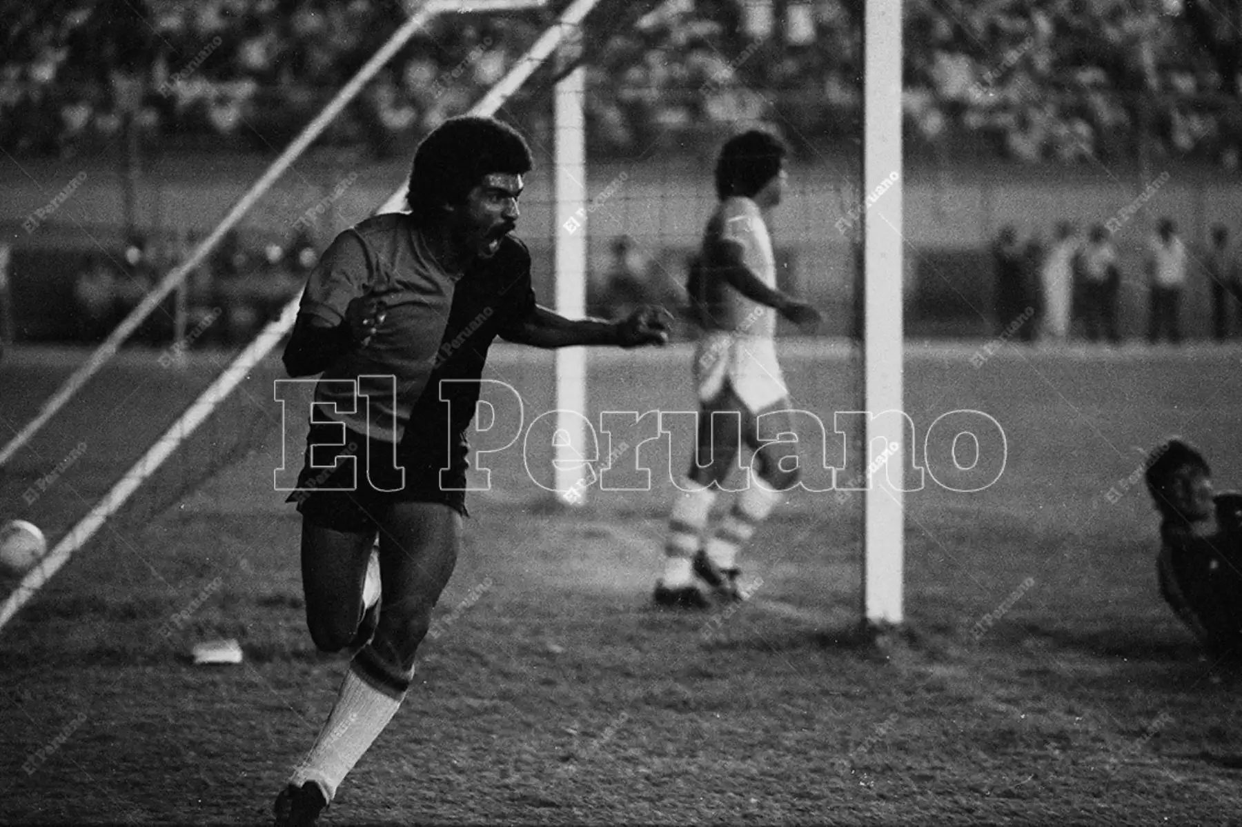 Lima - 31 enero 1982 / FBC Melgar se coronó campeón del fútbol peruano 1981 al empatar 1-1 con Sporting Cristal. Genaro Neyra anotó el gol del cuadro arequipeño.
Foto: Archivo Histórico de El Peruano / Norman Córdova
