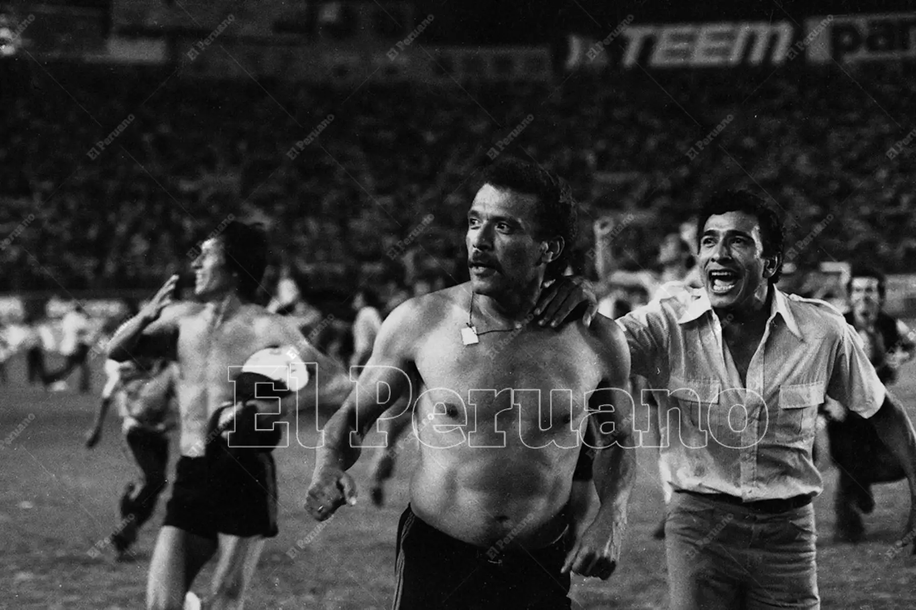 Lima - 31 enero 1982 / FBC Melgar de Arequipa se coronó campeón del fútbol peruano 1981 al empatar 1-1 con Sporting Cristal. Ernesto Neyra y sus compañeros dando la vuelta olímpica en el Estadio Nacional. 
Foto: Archivo Histórico de El Peruano / Norman Córdova
