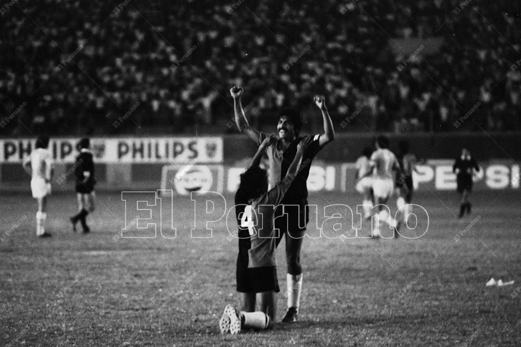 Lima - 31 enero 1982 / Los jugadores del FBC Melgar de Arequipa celebran al finalizar el partido. El cuadro arequipeño se coronó campeón del fútbol peruano por primera vez en su historia. 
Foto: Archivo Histórico de El Peruano / Norman Córdova