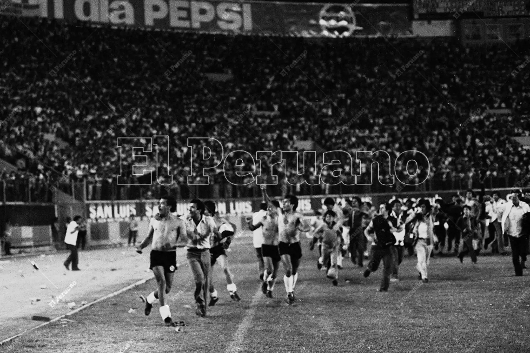 Lima - 31 enero 1982 / FBC Melgar de Arequipa se coronó campeón del fútbol peruano por primera vez en su historia al empatar 1-1 con Sporting Cristal. Los arequipeños dieron la vuelta olímpica en el Estadio Nacional. 
Foto: Archivo Histórico de El Peruano / Norman Córdova